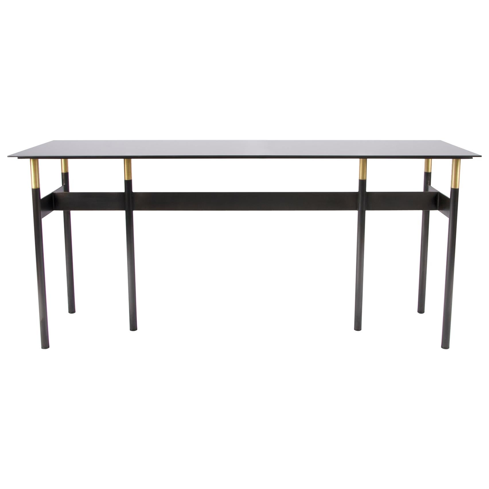 Table console en métal avec détails en laiton brillant et plateau en verre teinté miroir, EN STOCK en vente