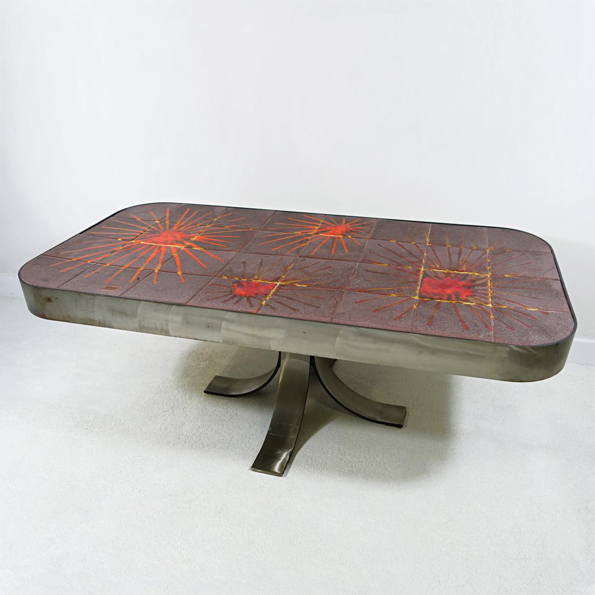 Cette table basse à structure en acier a un plateau composé de 32 carreaux de céramique. Elle est signée 