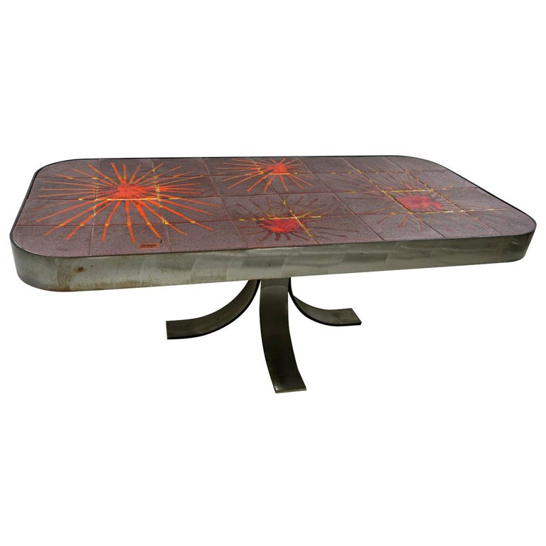 Table basse rectangulaire du milieu du siècle avec décor de tuiles solaires  La Roue de Vallauris En vente sur 1stDibs