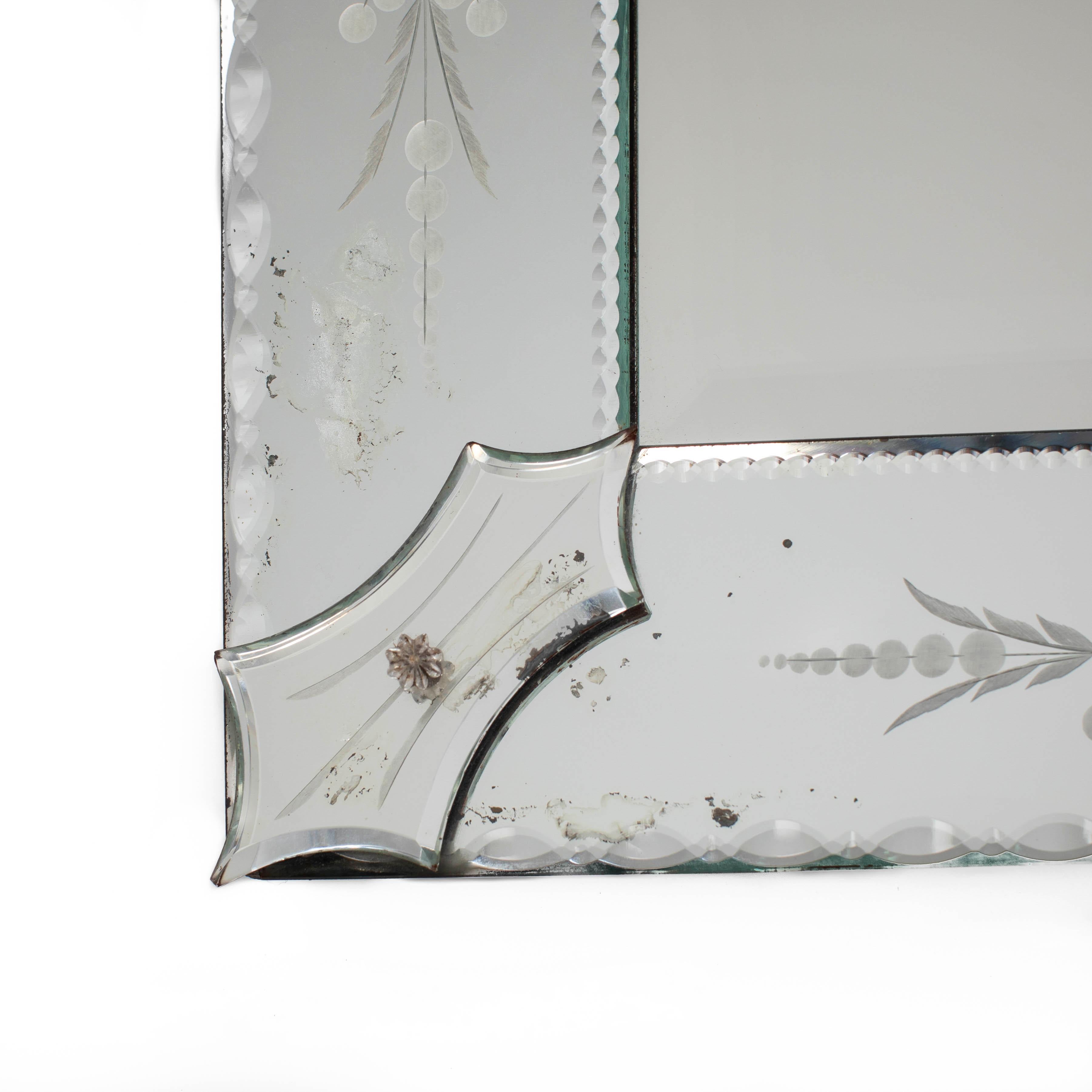 Mid-Century Modern Miroir vénitien rectangulaire du milieu du siècle à la décoration délicate, France, années 1930 en vente