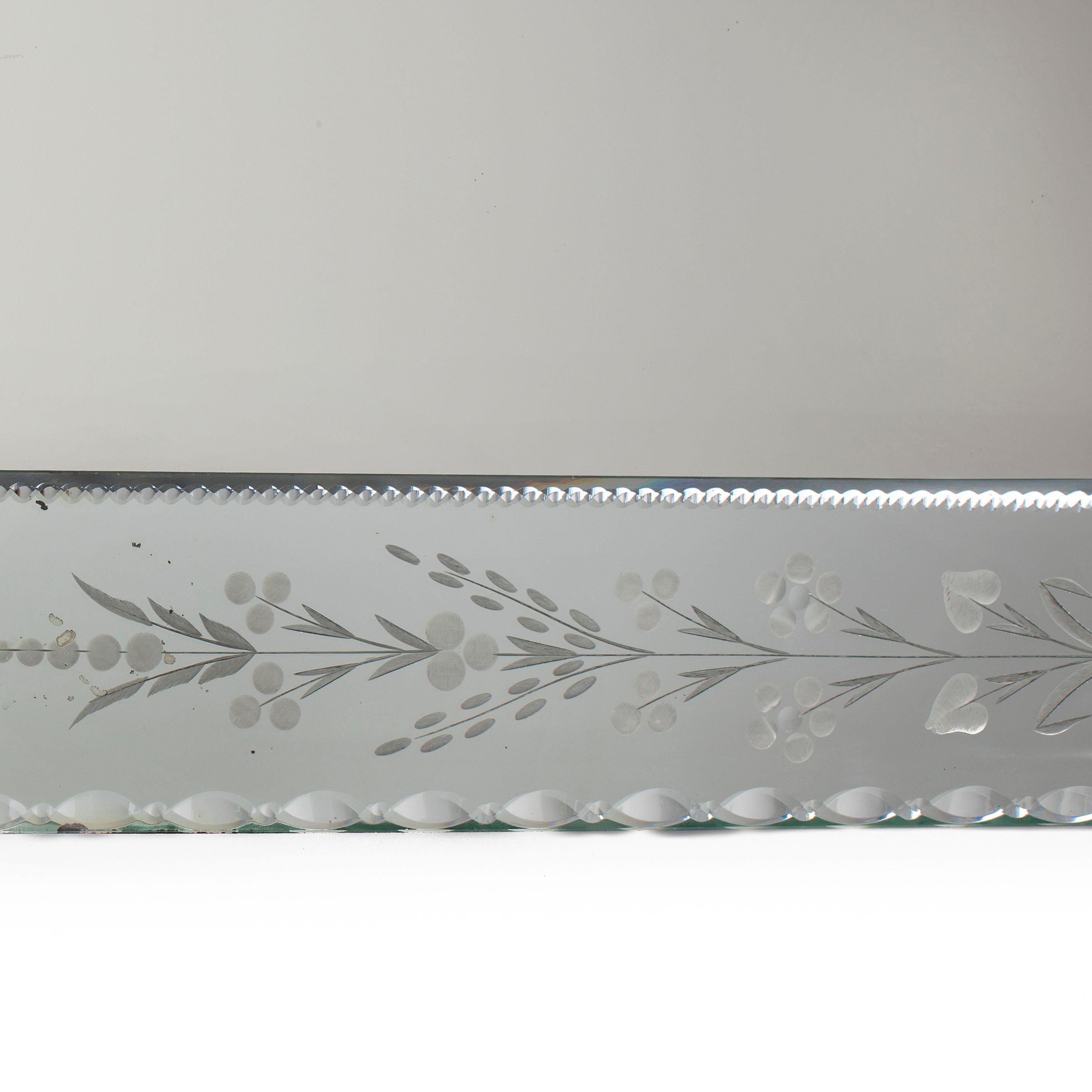 Français Miroir vénitien rectangulaire du milieu du siècle à la décoration délicate, France, années 1930 en vente