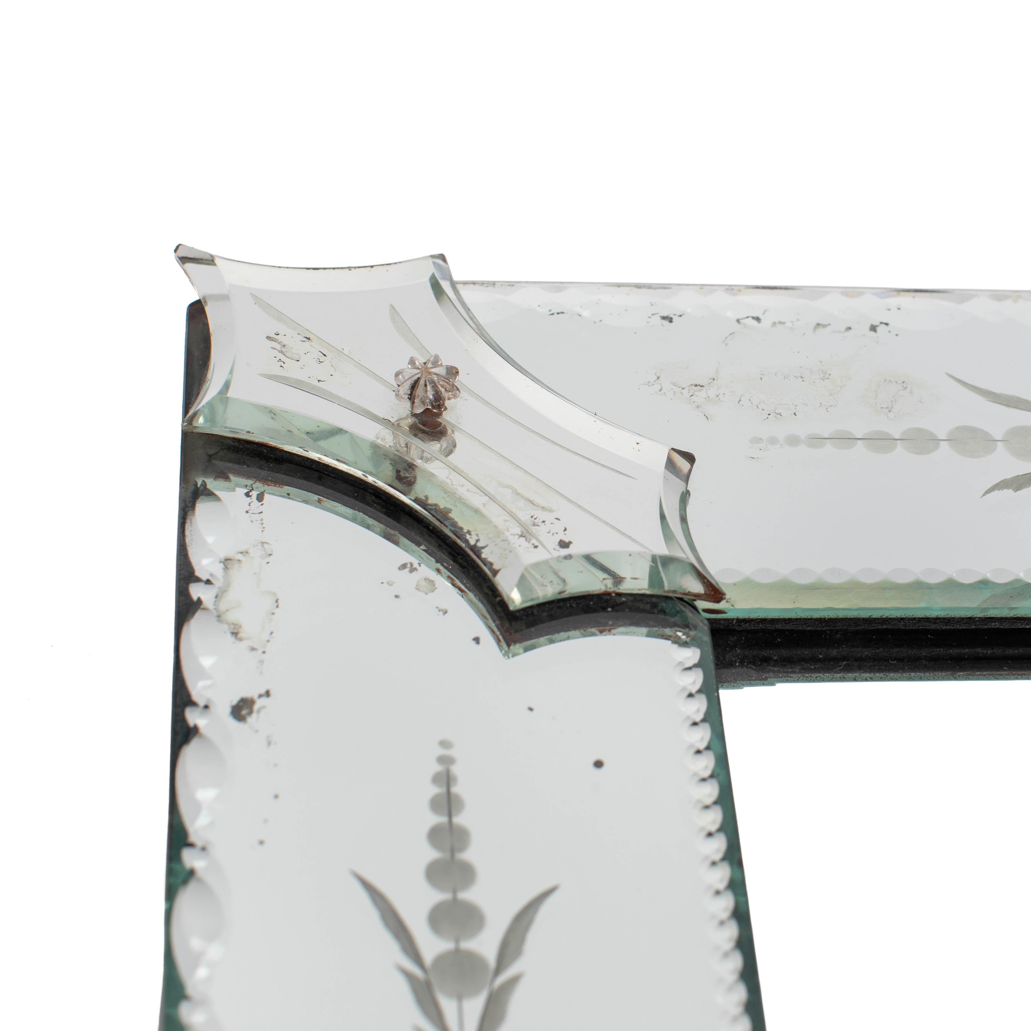 Facetté Miroir vénitien rectangulaire du milieu du siècle à la décoration délicate, France, années 1930 en vente