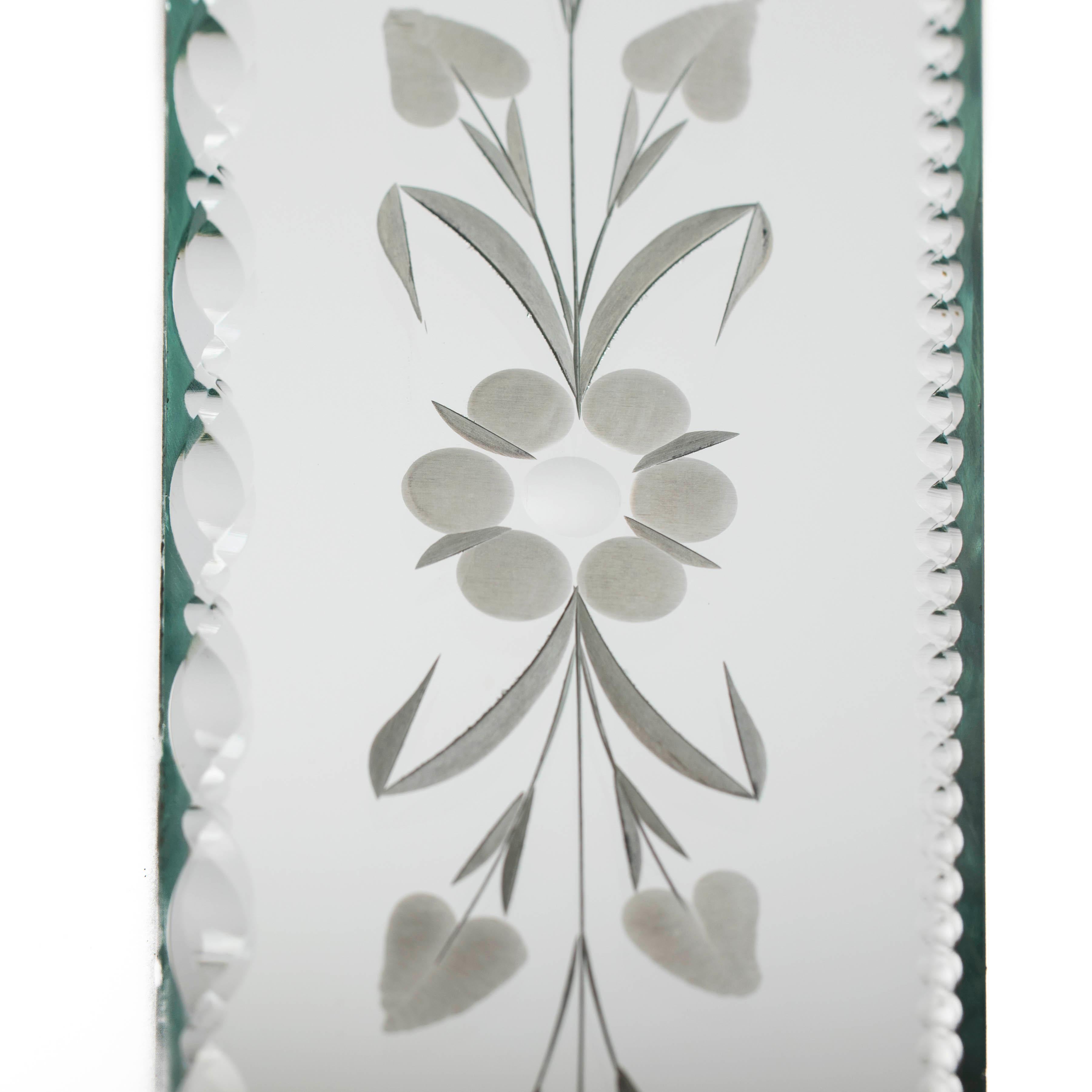 Milieu du XXe siècle Miroir vénitien rectangulaire du milieu du siècle à la décoration délicate, France, années 1930 en vente