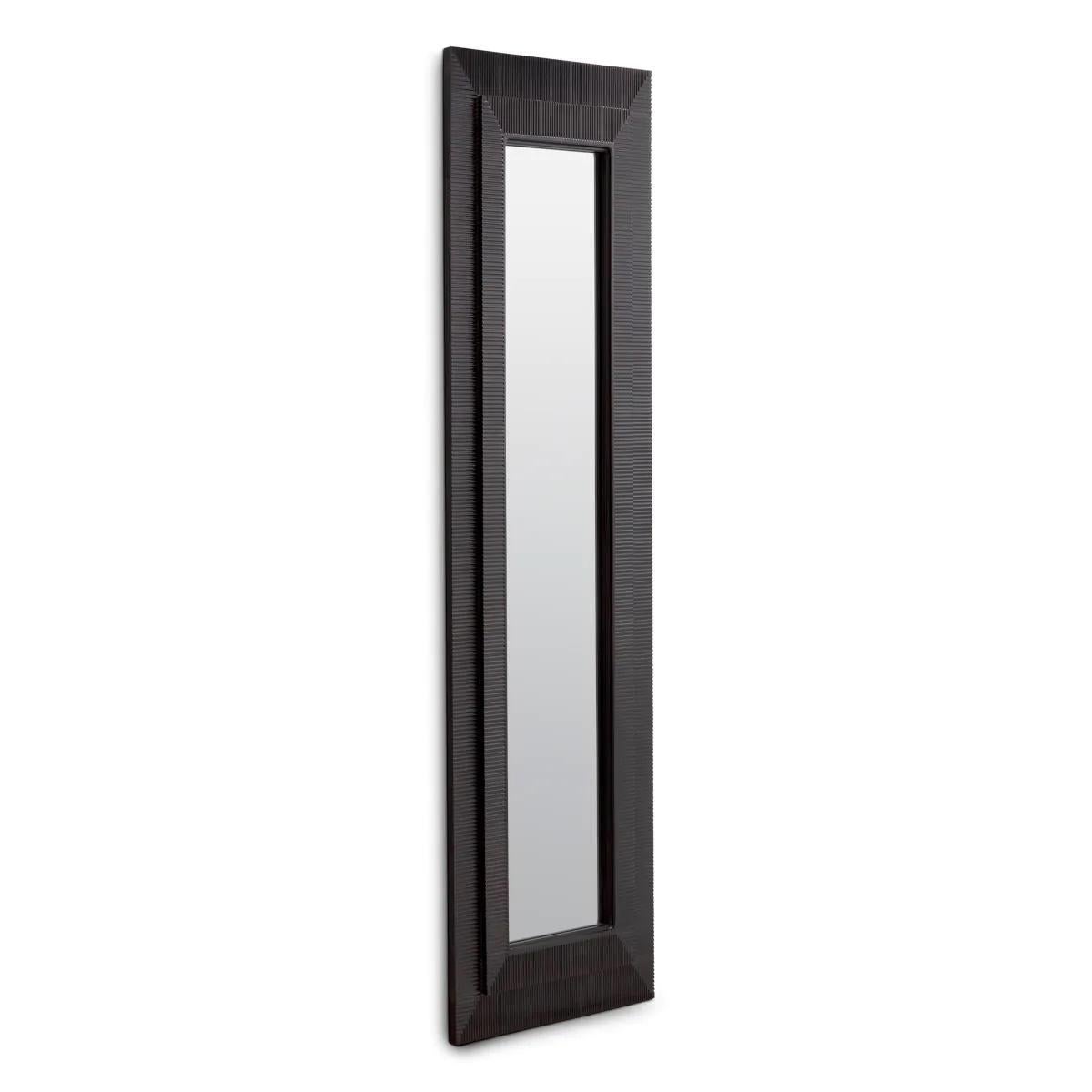 Valorizza il tuo spazio abitativo con questo specchio rettangolare, che emana una raffinatezza senza tempo e si adatta a tutti gli stili di interni.
La sua finitura in bronzo e la struttura in metallo catturano l'essenza dei mobili di lusso, mentre