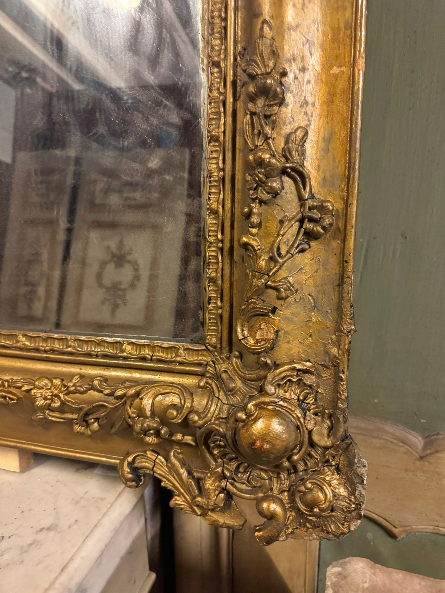 Miroir rectangulaire en bois doré et sculpté, Italie en vente 4