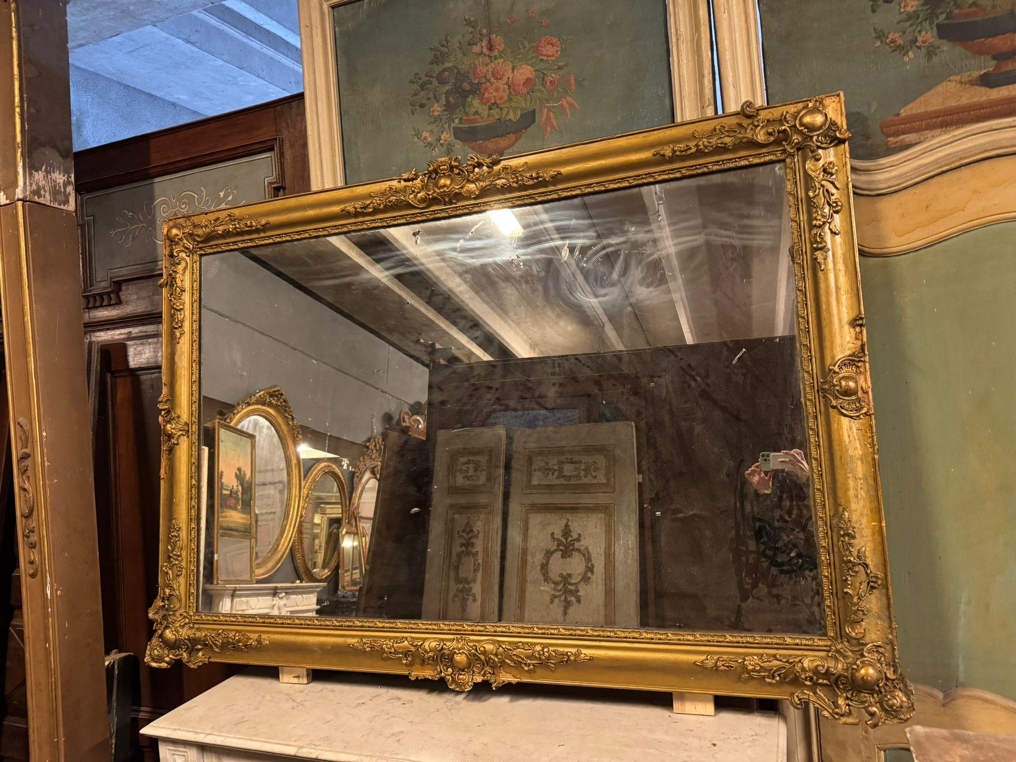 Miroir rectangulaire en bois doré et sculpté, Italie en vente 5
