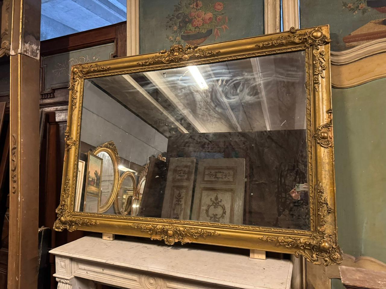 Miroir rectangulaire en bois doré et sculpté, Italie en vente 6