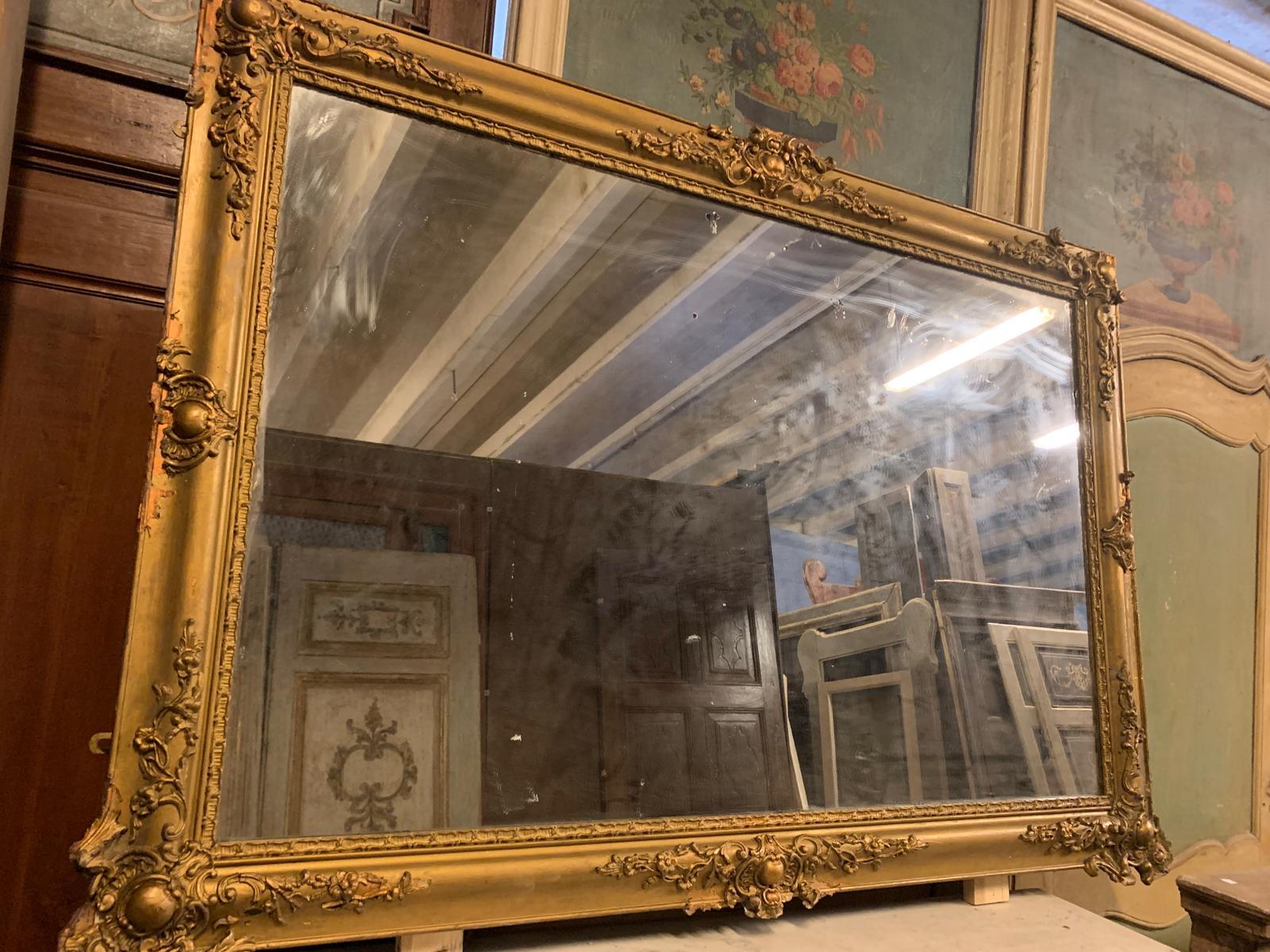 Miroir rectangulaire ancien en bois doré et richement sculpté, avec quelques sculptures manquantes. Il peut également être placé à la verticale, même dans une salle de bains. Original du 19e siècle, originaire d'Italie.
Dimensions Maximum cm l 190 x