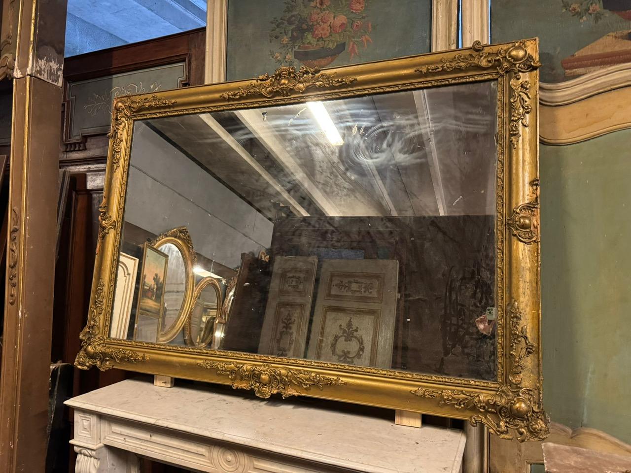 Doré Miroir rectangulaire en bois doré et sculpté, Italie en vente