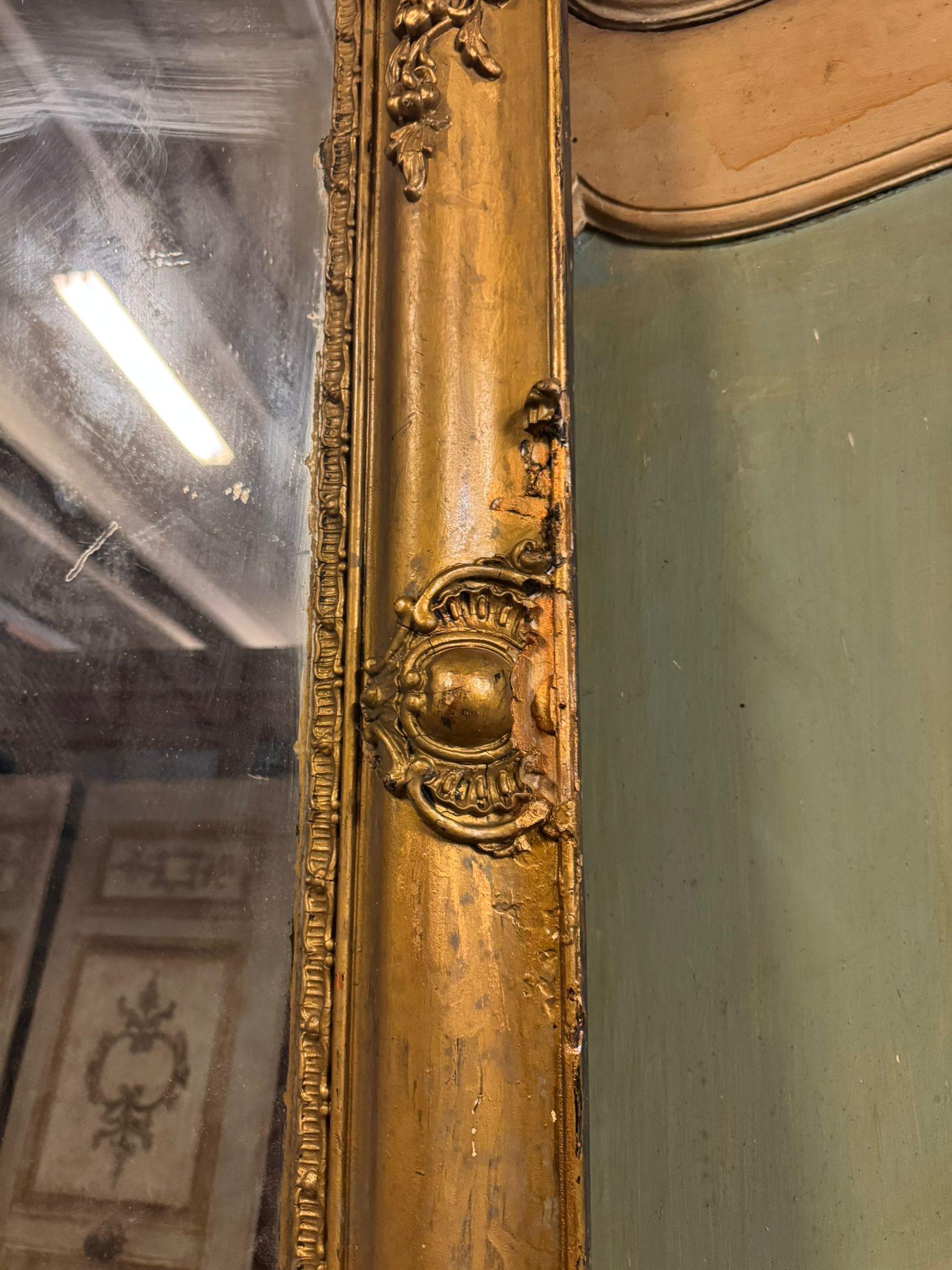 Miroir rectangulaire en bois doré et sculpté, Italie en vente 1