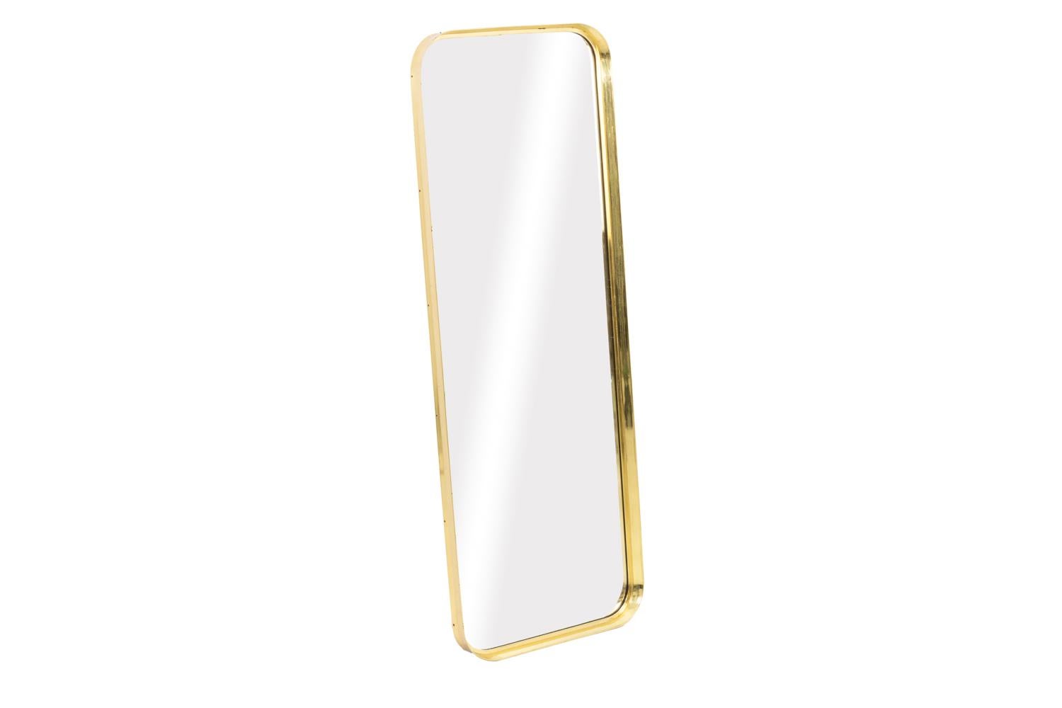 Rectangular mirror in gilt brass with curved angles and with an edge forming a depression.

Scandinavian or German work realized in the 1970s.