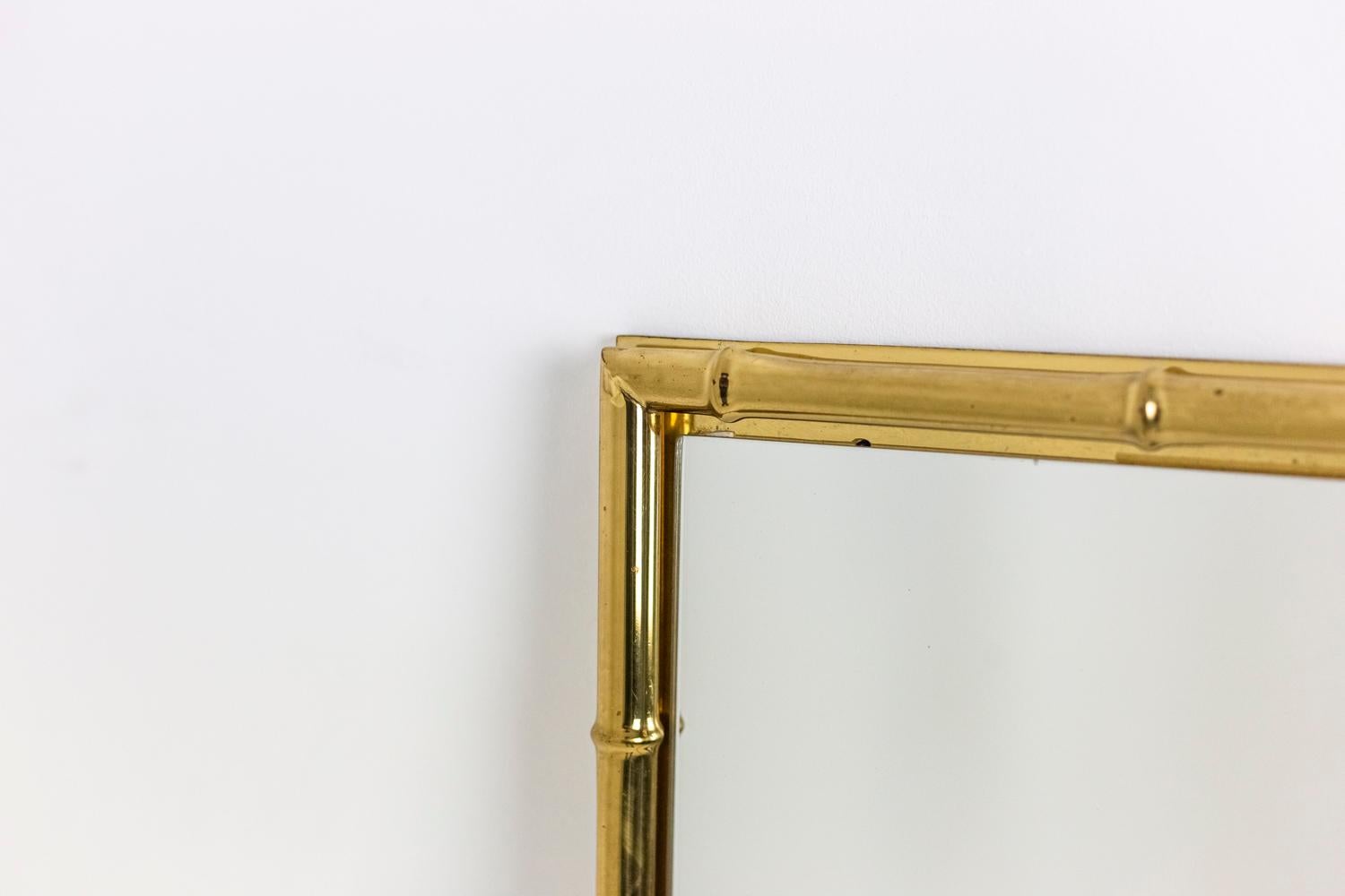 Rechteckiger Spiegel aus vergoldetem Messing, 1970er Jahre (Ende des 20. Jahrhunderts) im Angebot
