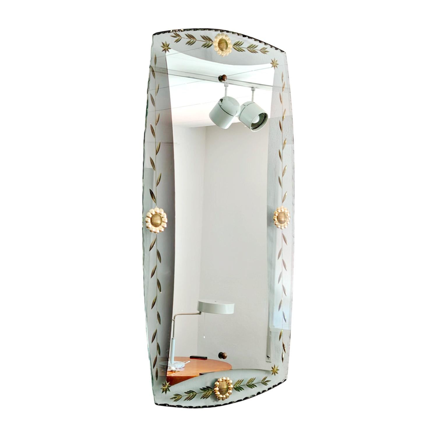 Espejo rectangular de cristal tallado muy grueso, dorado con oro fino y decorado con flores y ramas. Montado en madera con cabezas de tornillo de latón.

Italia hacia 1950

Dimensiones
cm 51,5/44,5 x 2 x 100,5
pulgadas 20,28/17,52 x 0,79 x 39,57