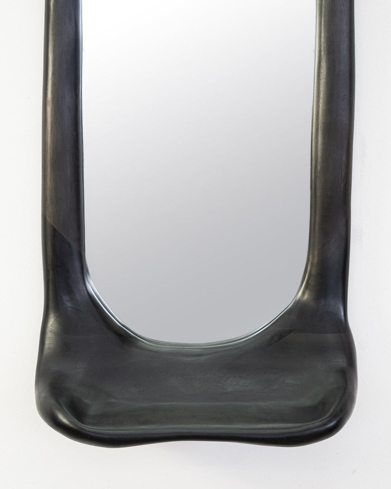 Miroir rectangulaire avec cadre en bois de noyer ébonisé et étagère par Alexander Knysch Neuf - En vente à Geneve, CH