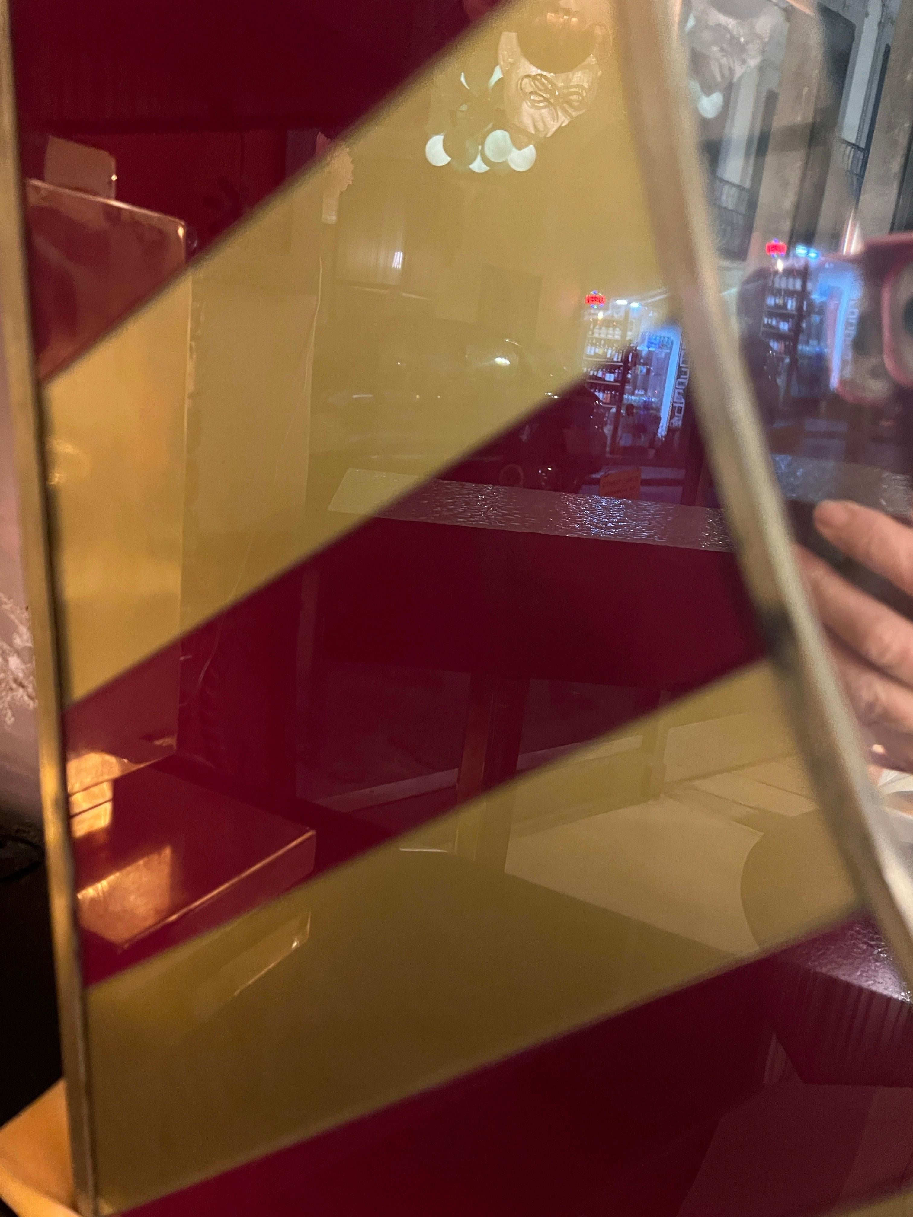 Miroir rectangulaire avec cadre en verre opalin or et bourgogne, 1970 en vente 4