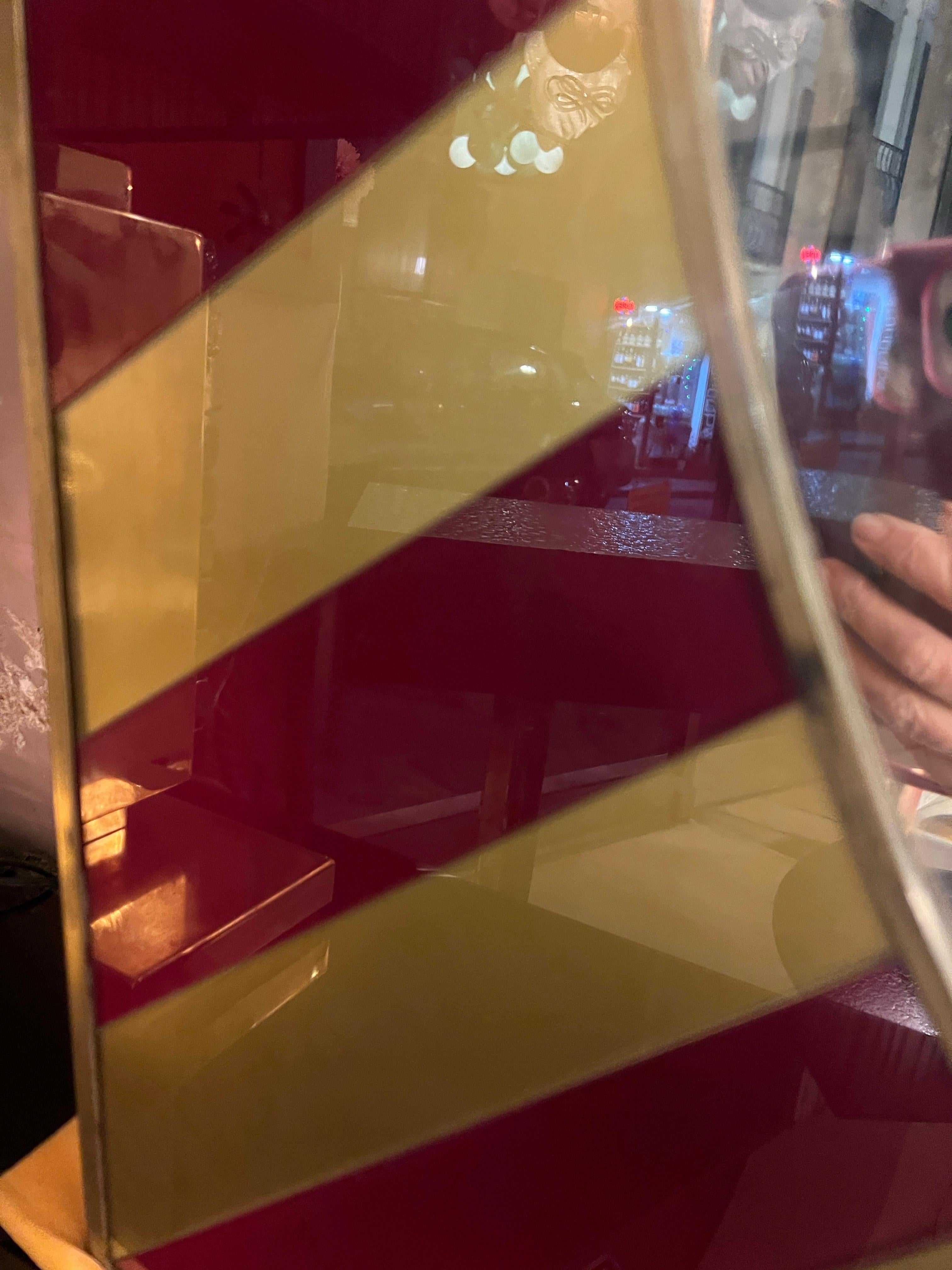 Miroir rectangulaire avec cadre en verre opalin or et bourgogne, 1970 en vente 5