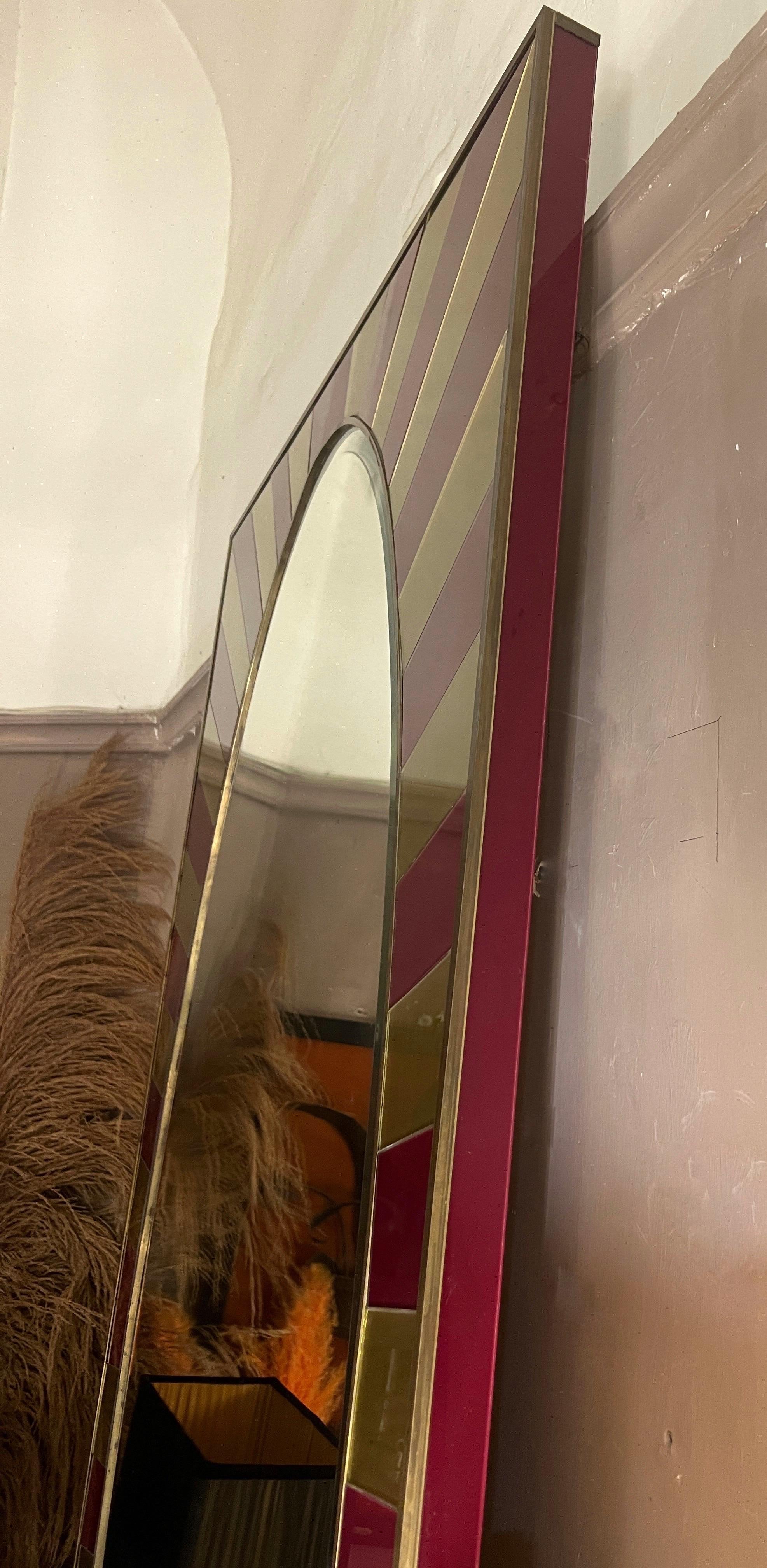 Miroir rectangulaire avec cadre en verre opalin or et bourgogne, 1970 en vente 6