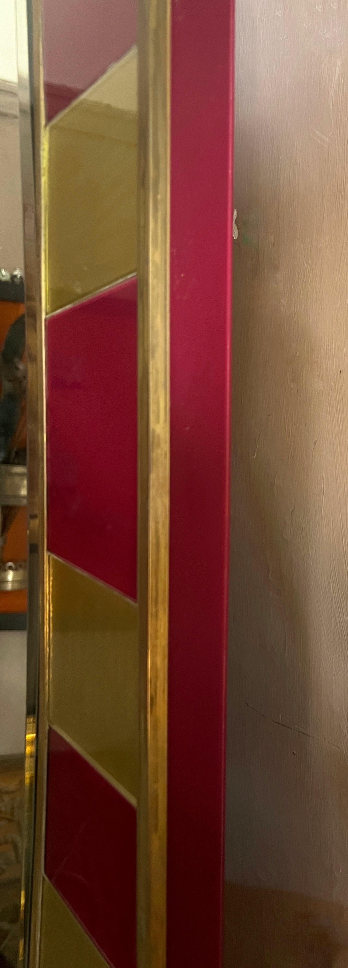 Miroir rectangulaire avec cadre en verre opalin or et bourgogne, 1970 en vente 7