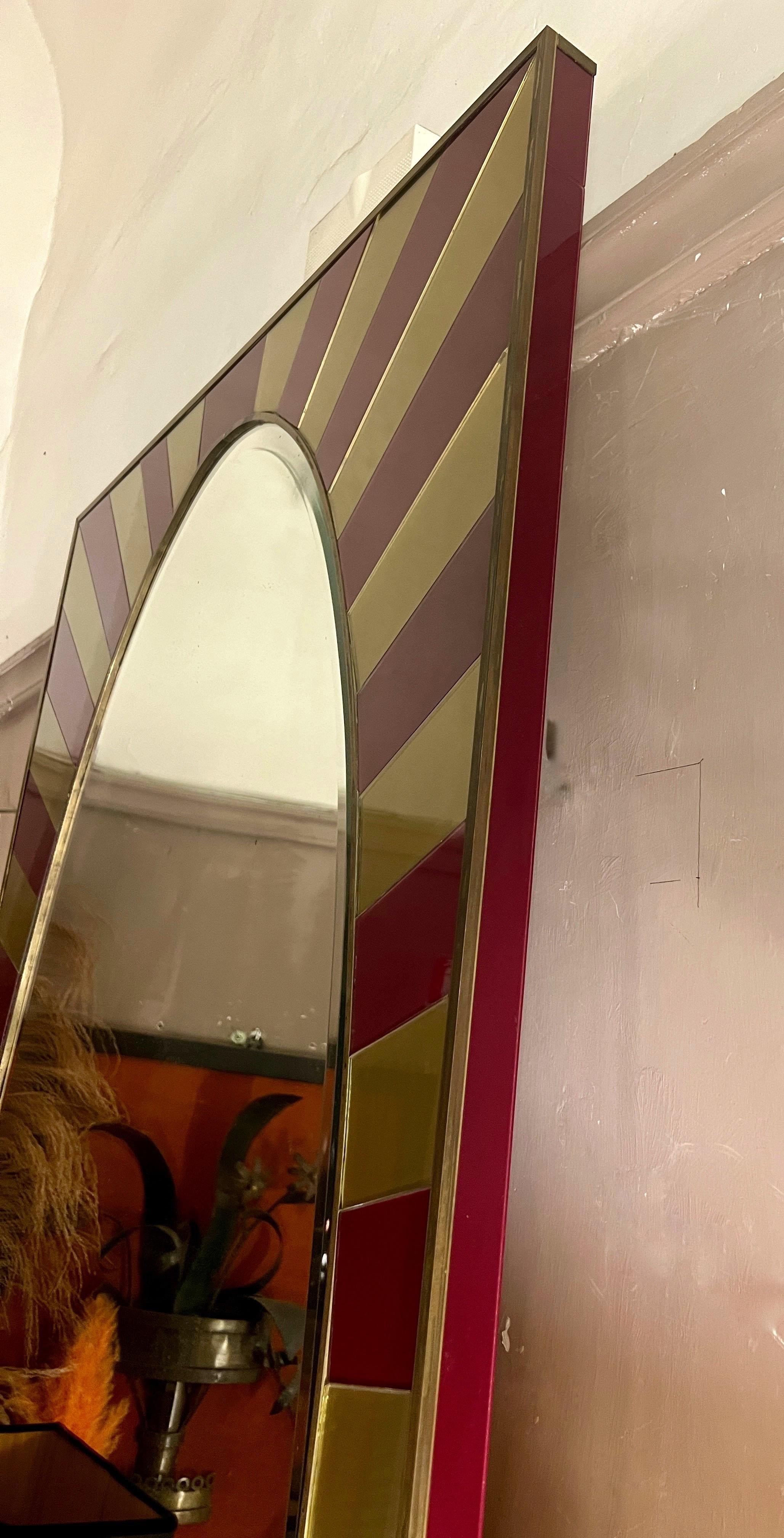 Miroir rectangulaire avec cadre en verre opalin or et bourgogne, 1970 en vente 9
