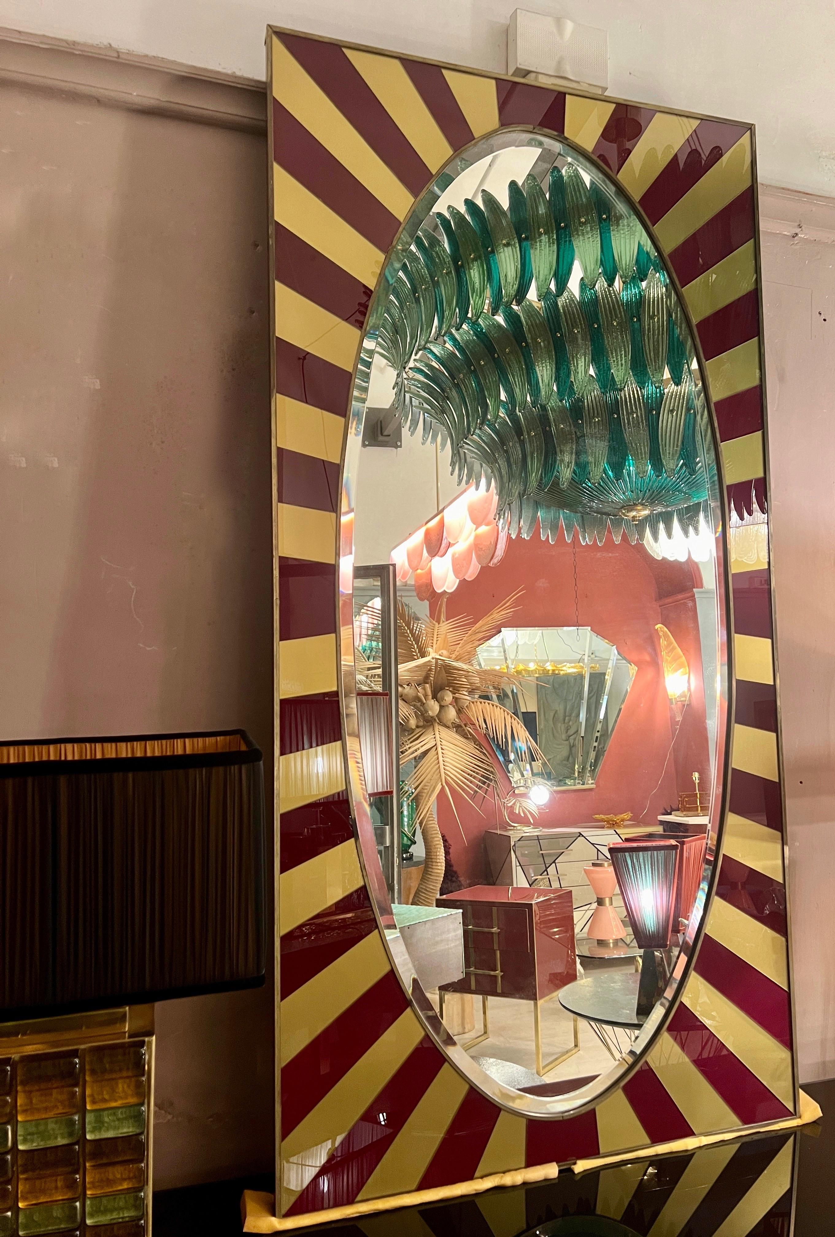Moderne Miroir rectangulaire avec cadre en verre opalin or et bourgogne, 1970 en vente