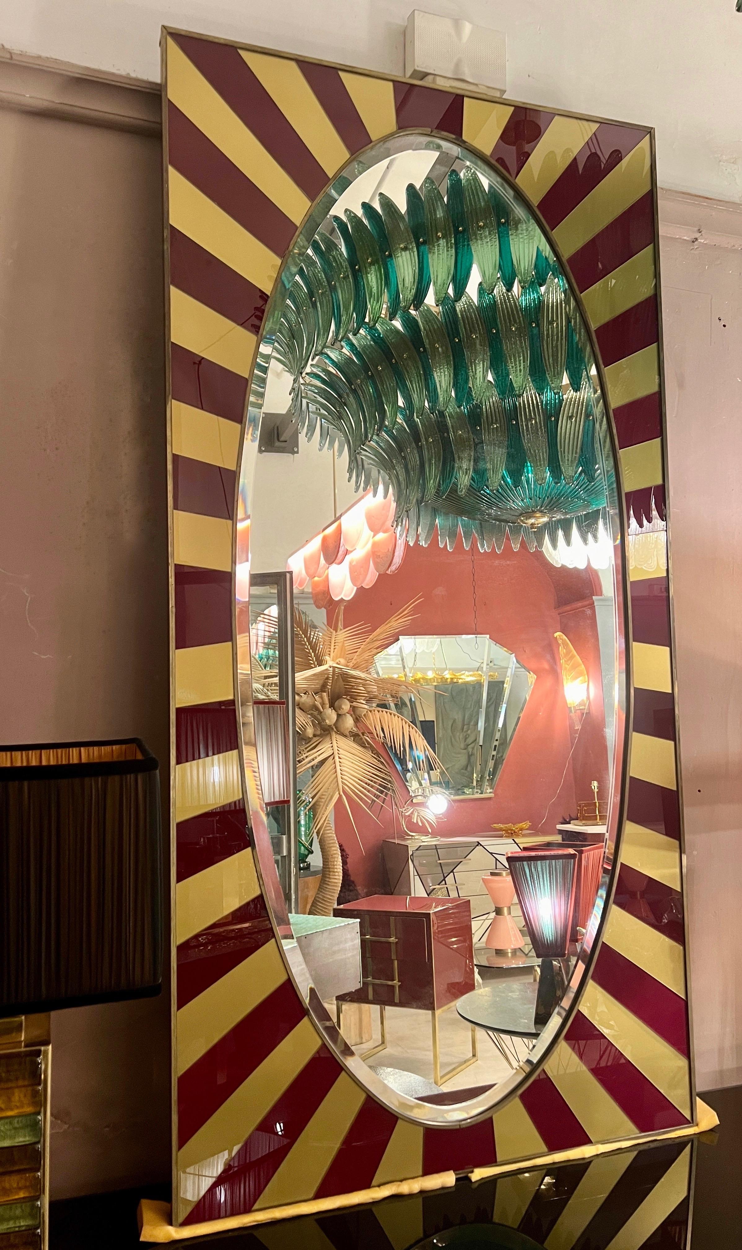 Miroir rectangulaire avec cadre en verre opalin or et bourgogne, 1970 Bon état - En vente à Florence, IT