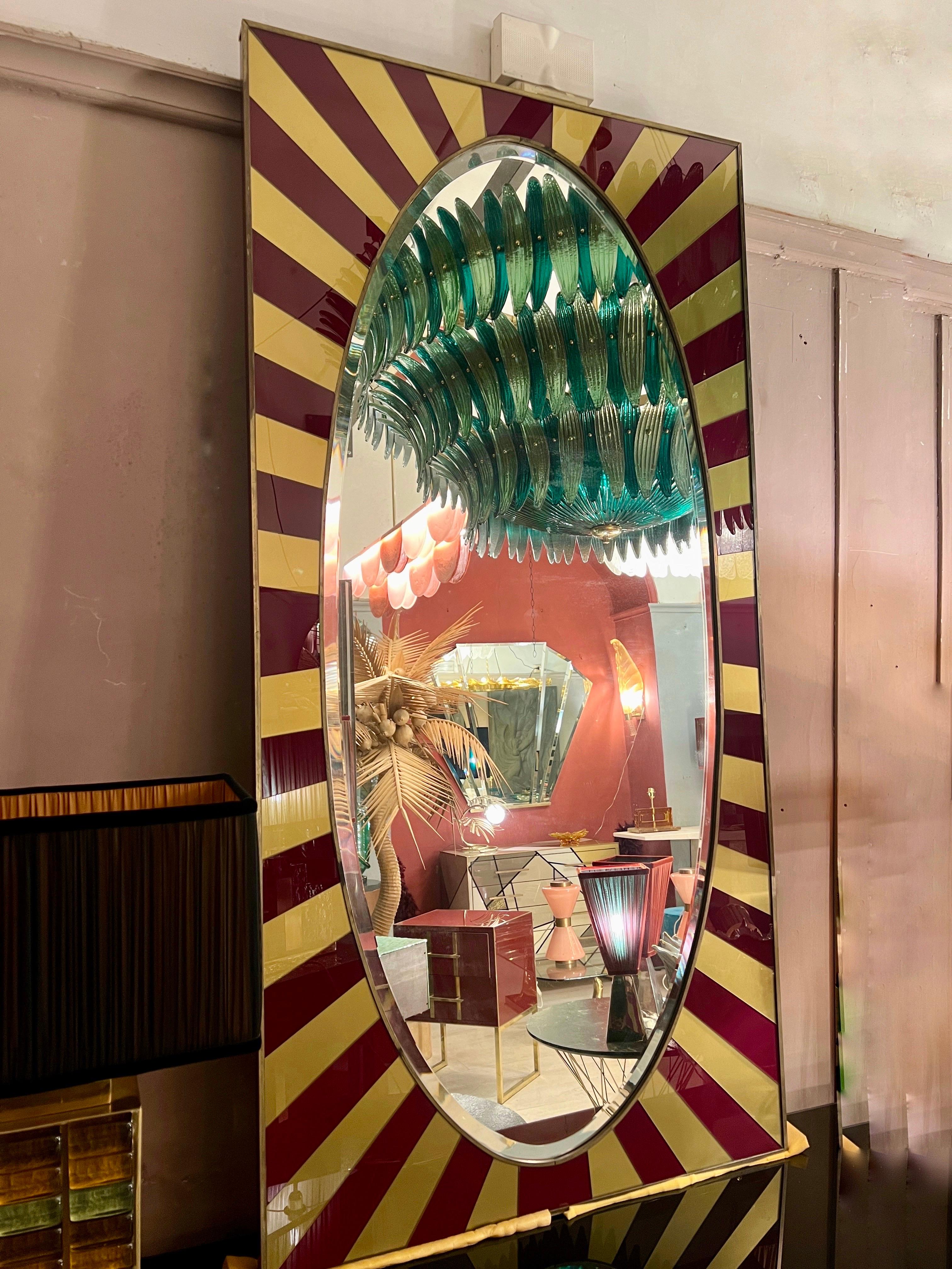 Miroir rectangulaire avec cadre en verre opalin or et bourgogne, 1970 en vente 2