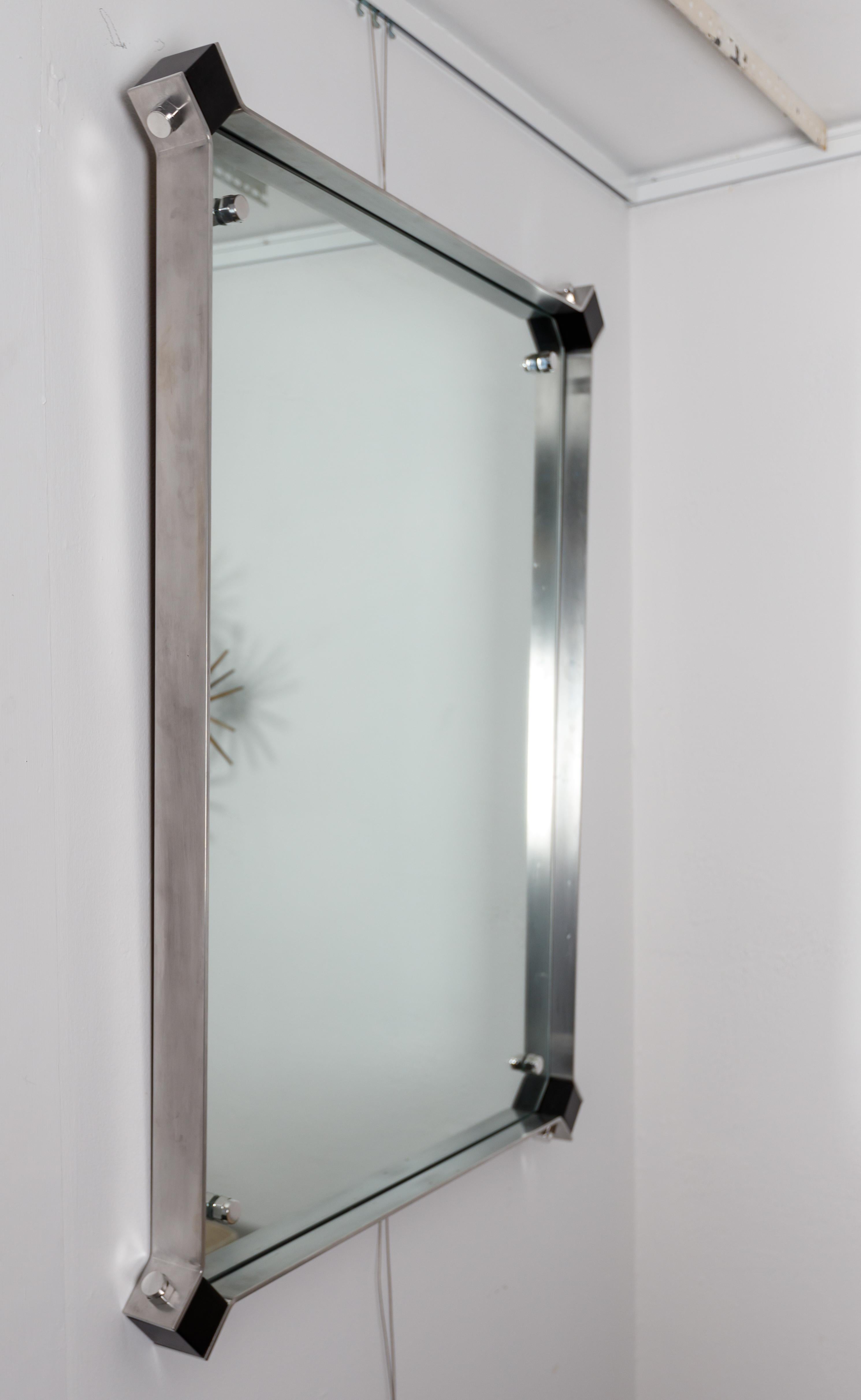 Mid-Century Modern Miroir rectangulaire avec contour en acier inoxydable et détails d'angle noirs en vente