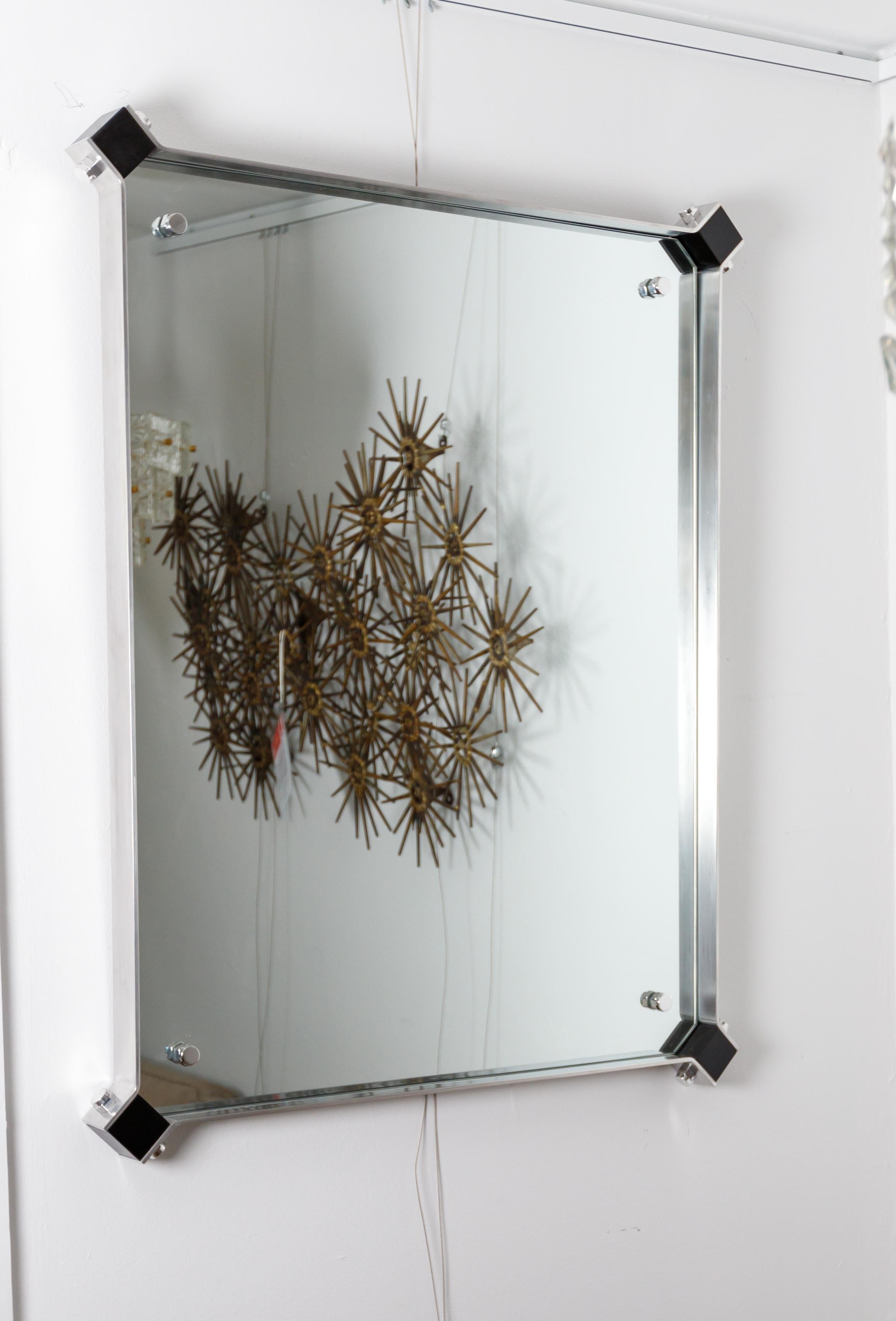 italien Miroir rectangulaire avec contour en acier inoxydable et détails d'angle noirs en vente