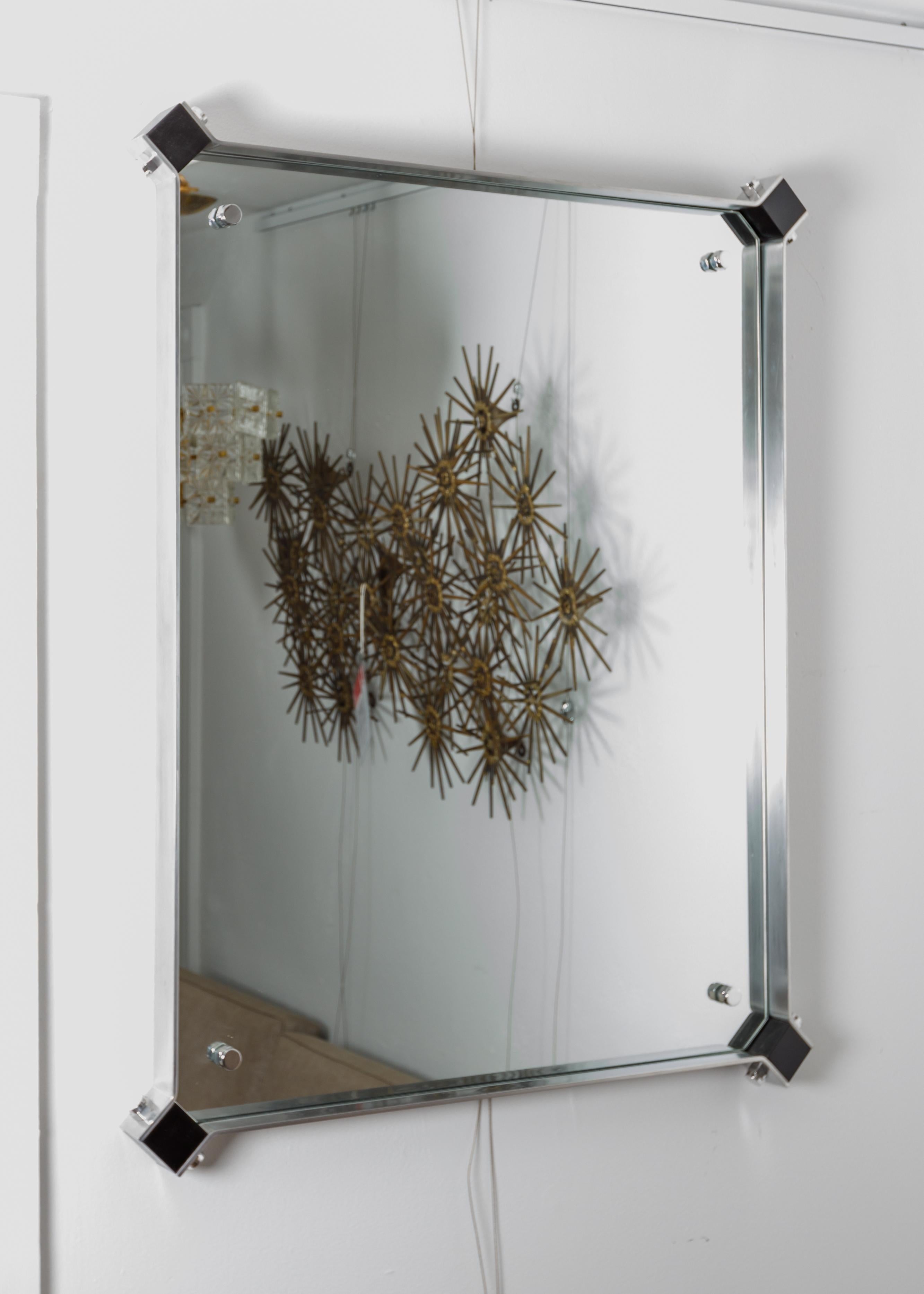 Miroir rectangulaire avec contour en acier inoxydable et détails d'angle noirs Bon état - En vente à Bridgehampton, NY