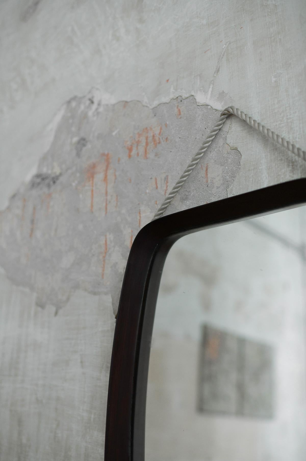 Rectangular Mirror with wooden frame and Leather cord Details, 1950s In Good Condition For Sale In Roma, RM