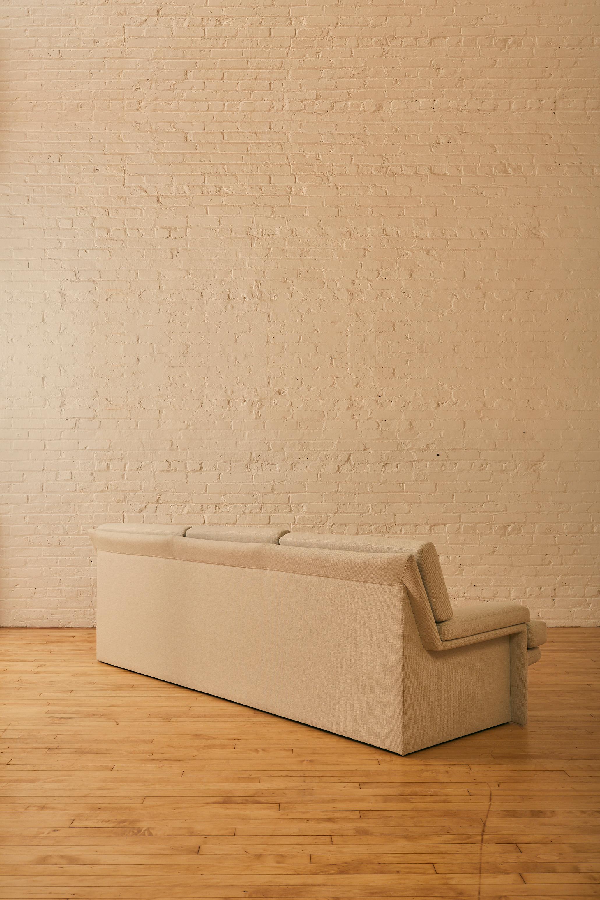 rechteckiges modernistisches Sofa (Stoff) im Angebot