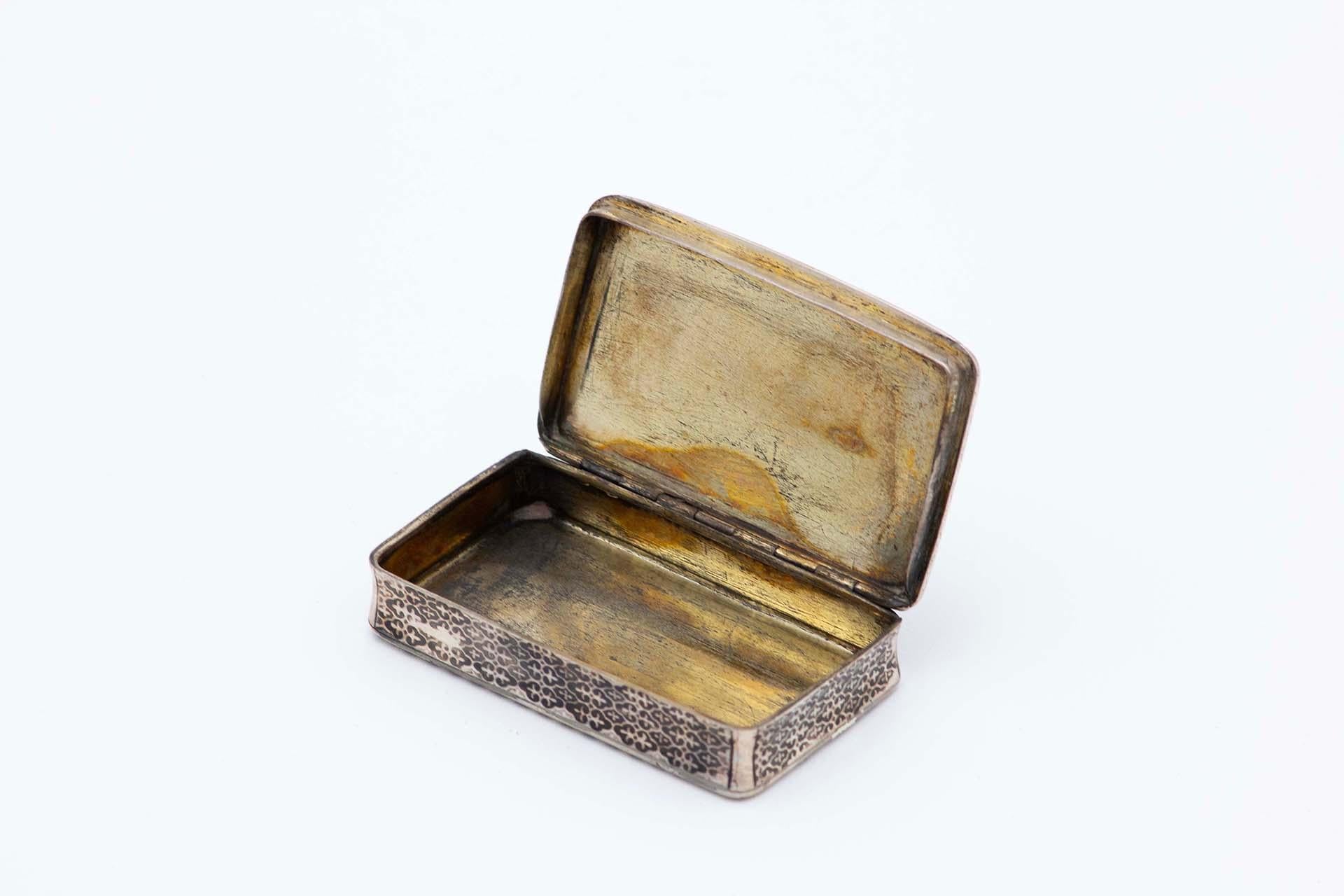 Beschreibung: Rechteckige Schnupftabakdose aus vernickeltem Silber mit Gravur in Anspielung auf das letzte Abendmahl und vergoldetem Innenleben. Metall: Silber. Herkunft: Französisch. Marke: Cabeça de Mercury. Gewicht: 114,12 Gramm. Abmessungen: