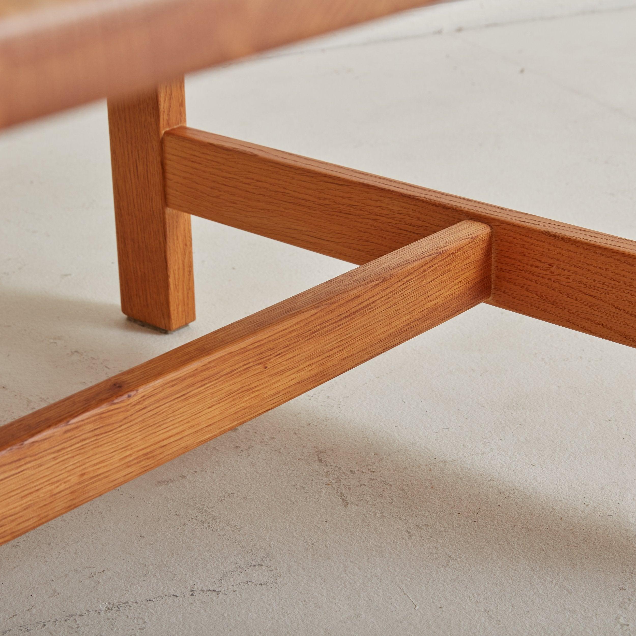 Table basse rectangulaire en chêne du milieu du siècle dernier, créée par le designer danois Kurt Østervig dans les années 1960. Cette table minimaliste est fabriquée en chêne dans une teinte miel avec un veinage naturel. Un piètement à tréteaux à