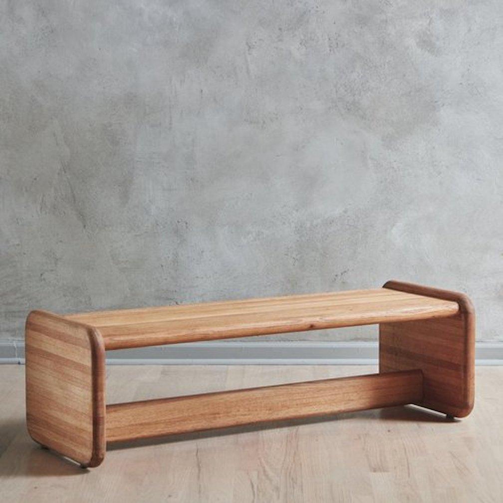 Table basse italienne des années 1960, dotée d'un beau cadre en bois de chêne, d'une belle veinure et d'arêtes douces et incurvées. Cette table a un support central et est légèrement surélevée par rapport au sol grâce à des pieds circulaires en