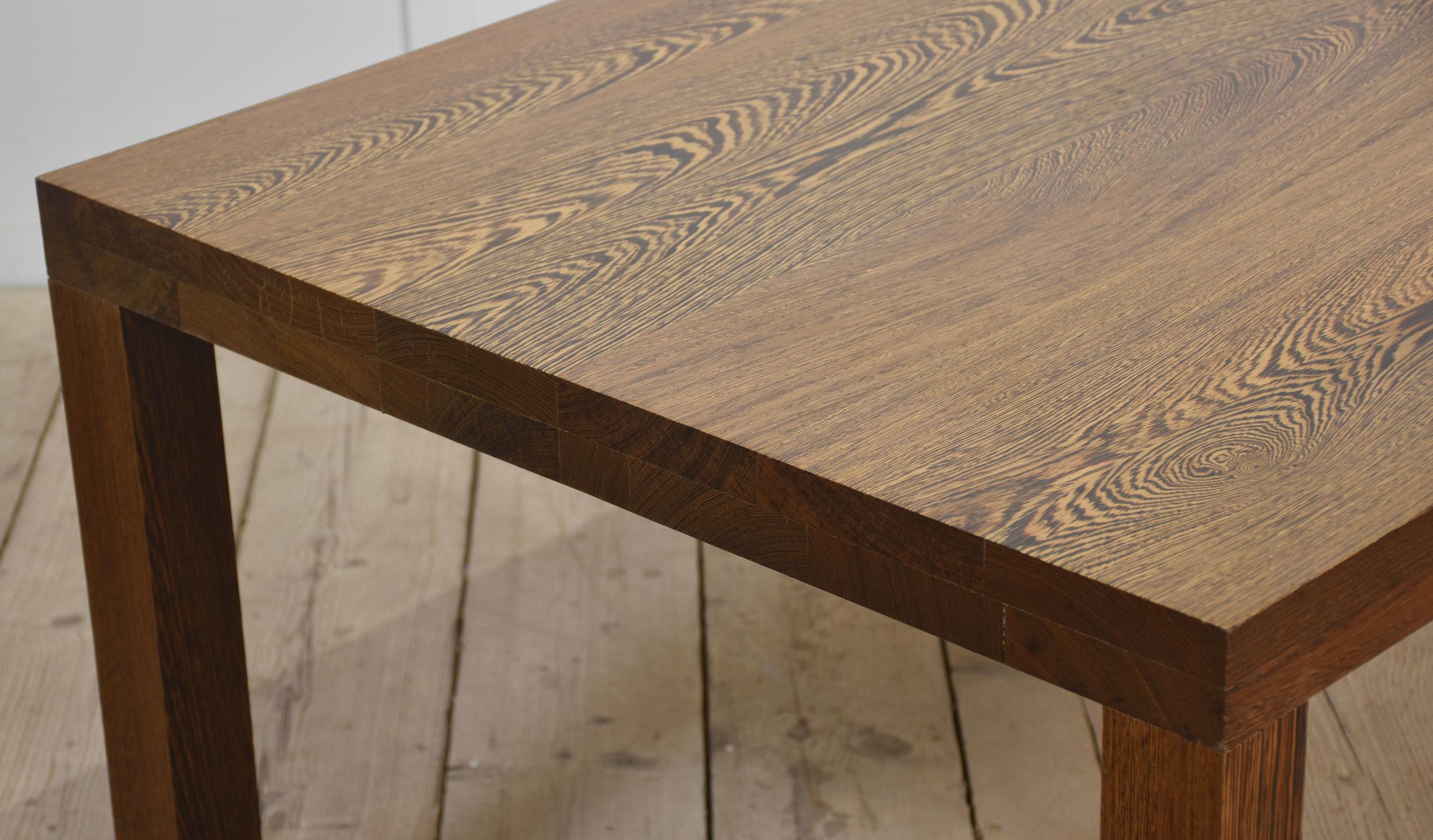 Mesa de comedor de roble, gran tablero rectangular de roble macizo bien labrado, elevado sobre cuatro soportes cuadrados. La mesa se desmonta para facilitar su transporte.
Dimensiones
Altura 29,5 pulgadas
Anchura 79 Pulgadas
Profundidad 36 Pulgadas