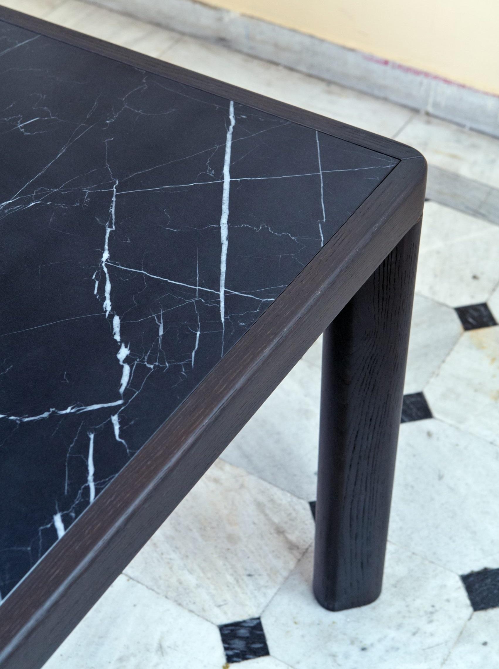 Table de salle à manger rectangulaire avec plateau en verre bronze et détails en métal en vente 2