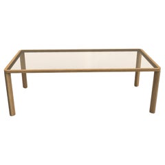 Table de salle à manger rectangulaire avec plateau en verre bronze et détails en métal