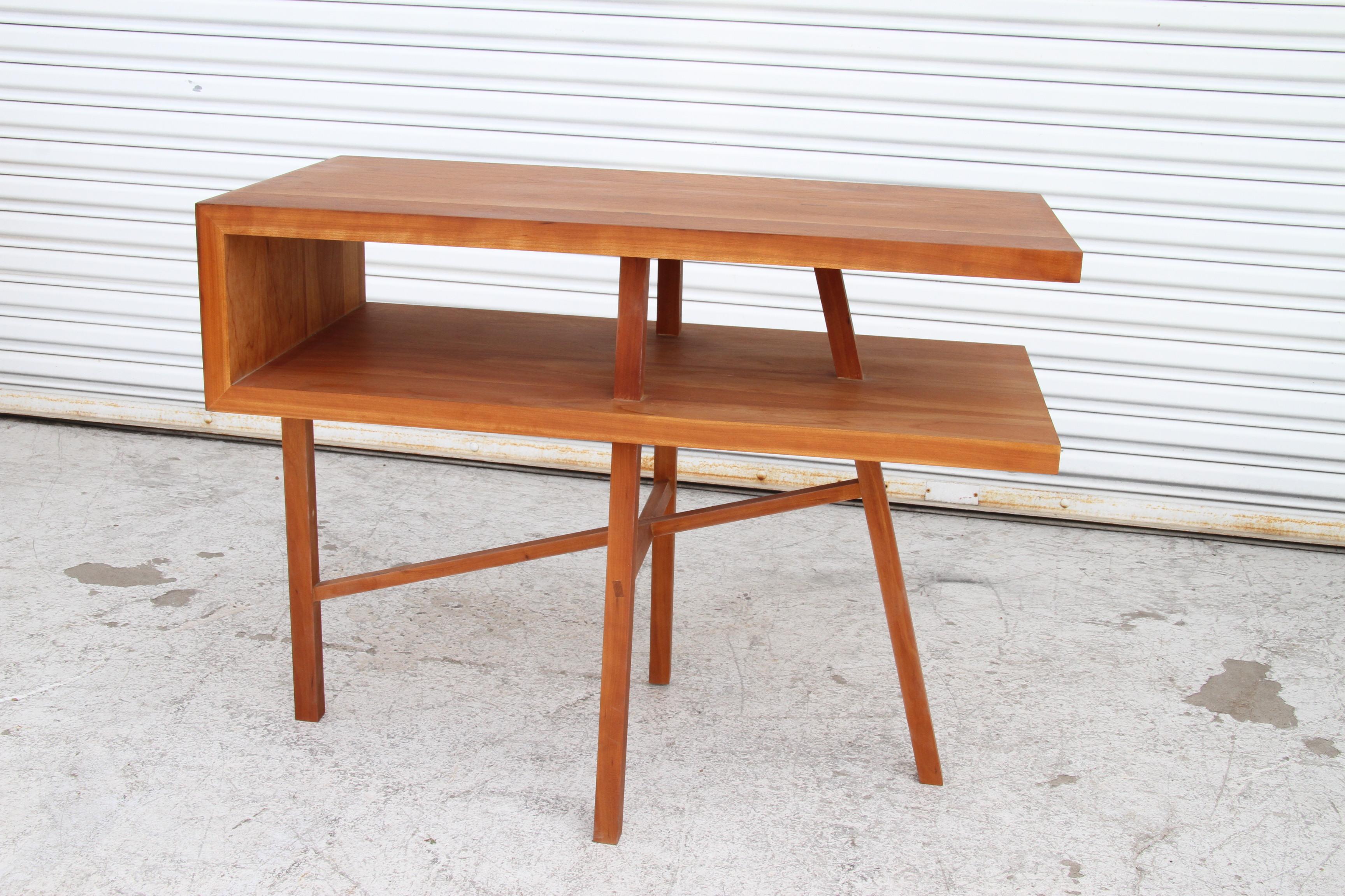 Table d'appoint rectangulaire en noyer massif conçue par l'architecte Richard Meier pour sa maison des Hamptons, à New York, dans les années 1990.