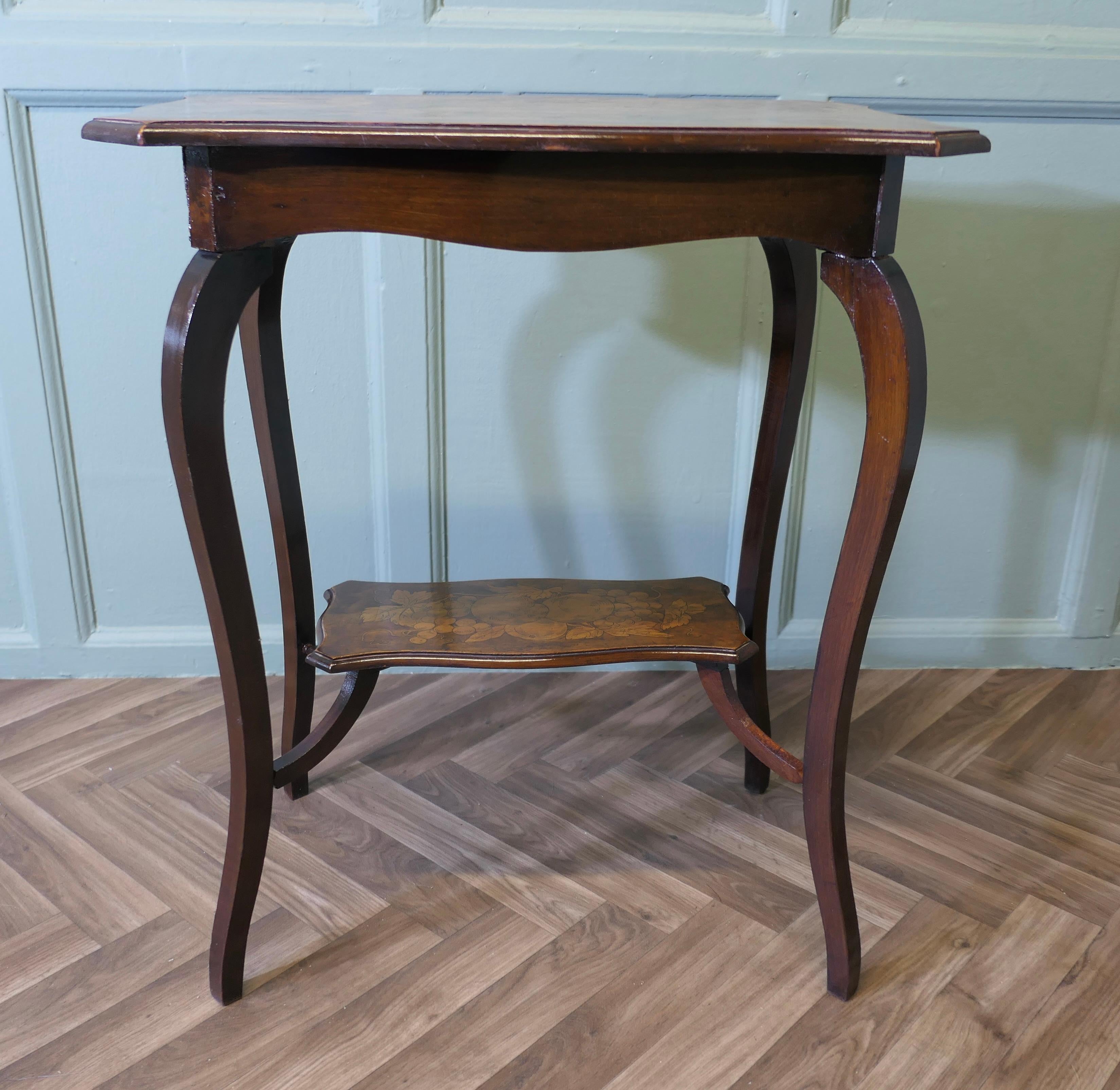 Table d'appoint rectangulaire, avec décor peint

Cette petite table utile a une très jolie forme, avec des coins festonnés et des pieds en forme de cabriole. Le plateau de la table et le plateau inférieur sont tous deux décorés de fruits