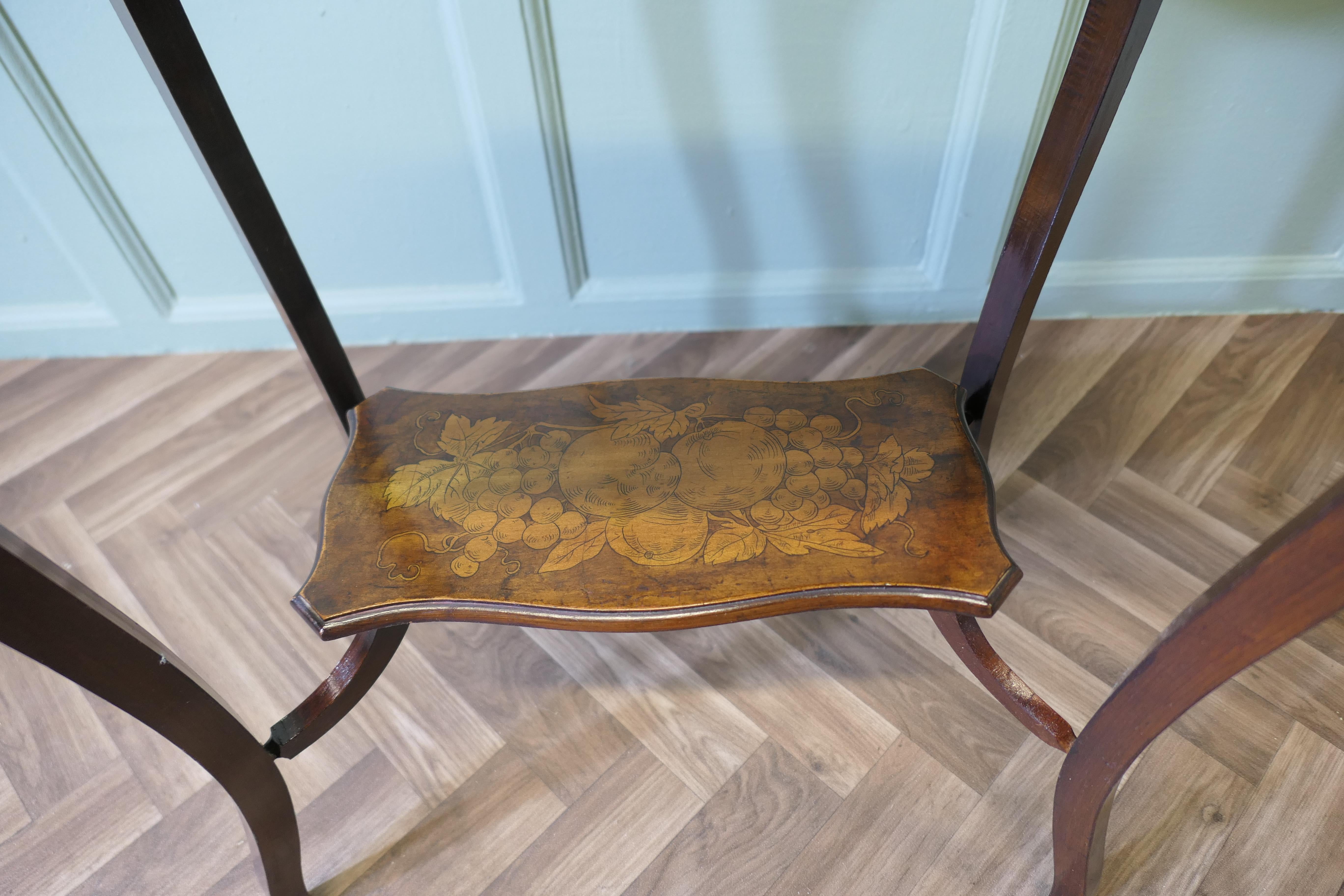 Table d'appoint rectangulaire, avec décoration peinte Bon état - En vente à Godshill, Isle of Wight