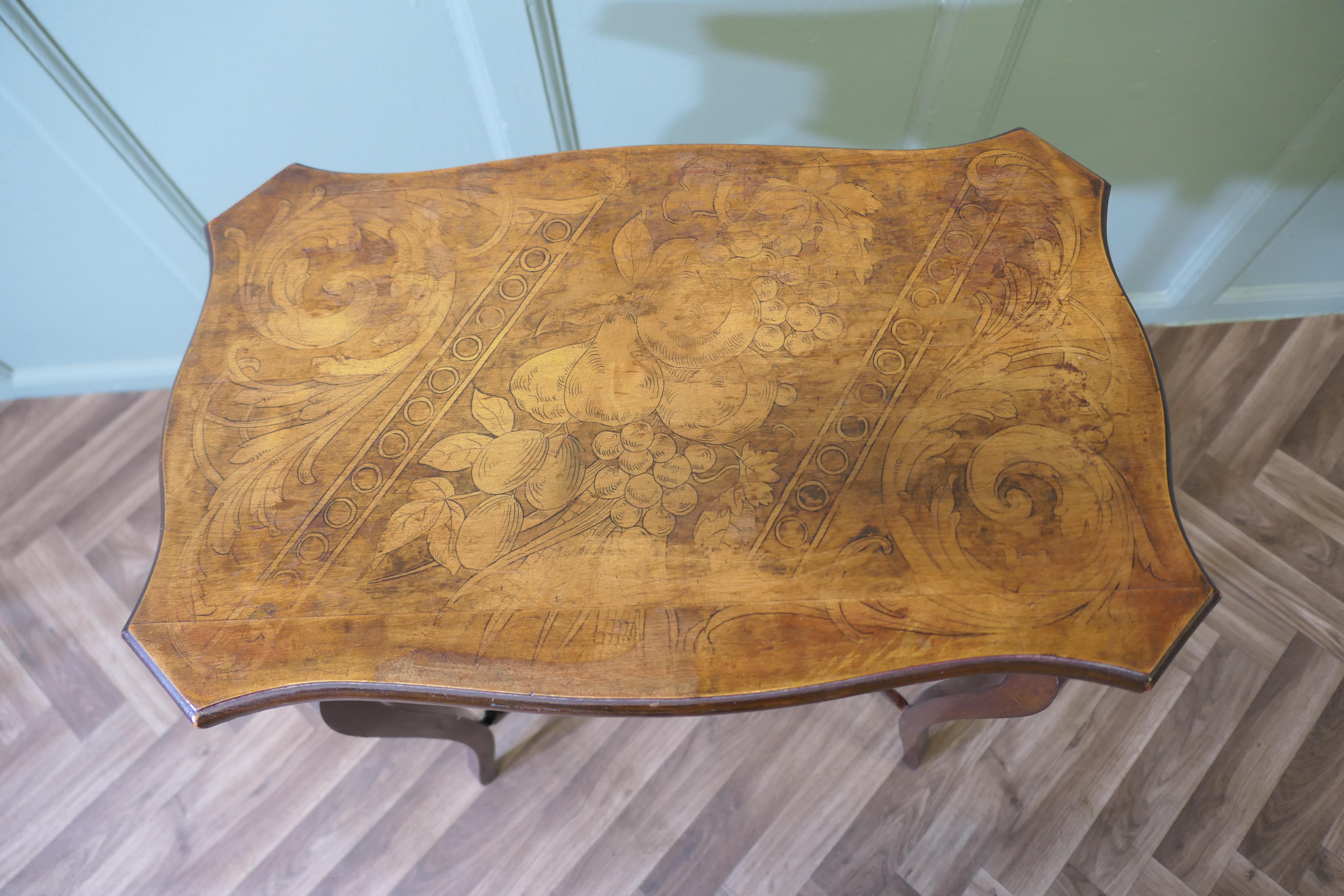 Milieu du XXe siècle Table d'appoint rectangulaire, avec décoration peinte en vente