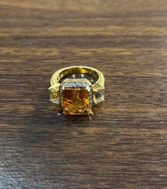 Anello rettangolare in oro 18 carati con diamante aureolato e citrino arancione