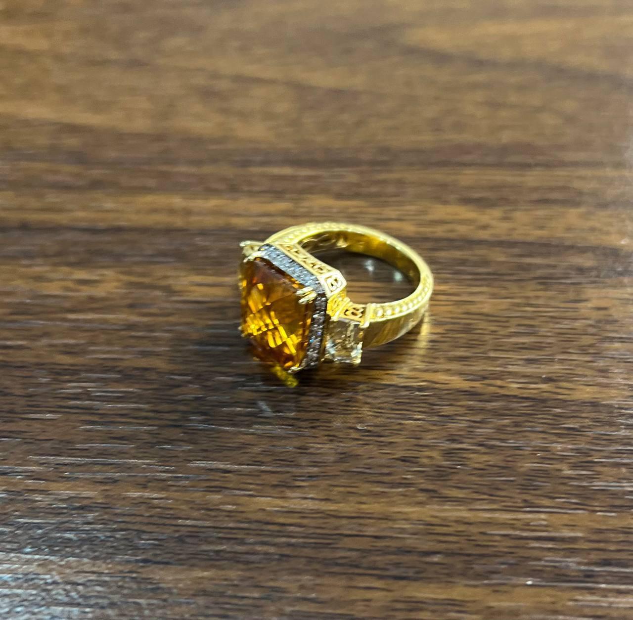 Anello rettangolare in oro 18 carati con diamante aureolato e citrino arancione In condizioni Nuovo in vendita a Oakton, VA