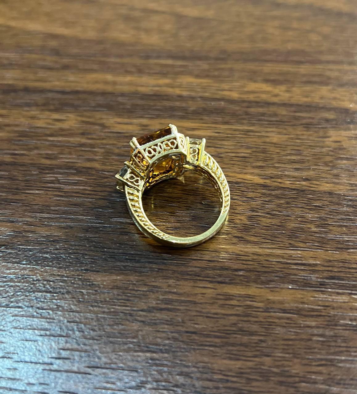 Anello rettangolare in oro 18 carati con diamante aureolato e citrino arancione in vendita 1