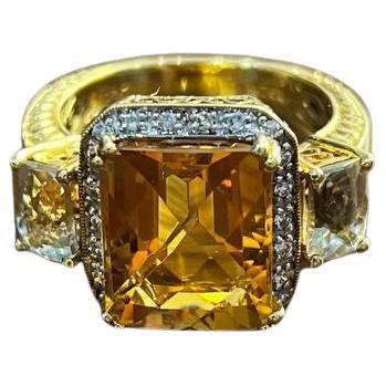 Anello rettangolare in oro 18 carati con diamante aureolato e citrino arancione in vendita