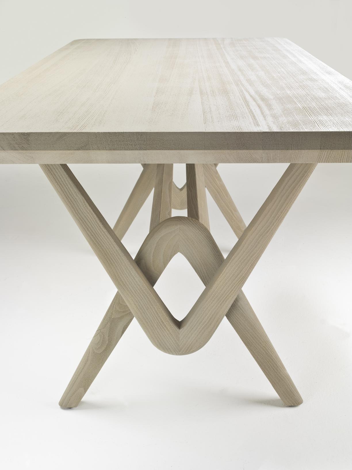 Cette table de salle à manger d'extérieur présente un plateau rectangulaire soutenu par des pieds emboîtés distinctifs, ajoutant une touche d'élégance sculpturale à tout environnement extérieur. Fabriqué en bois de sassafras massif, il est durable