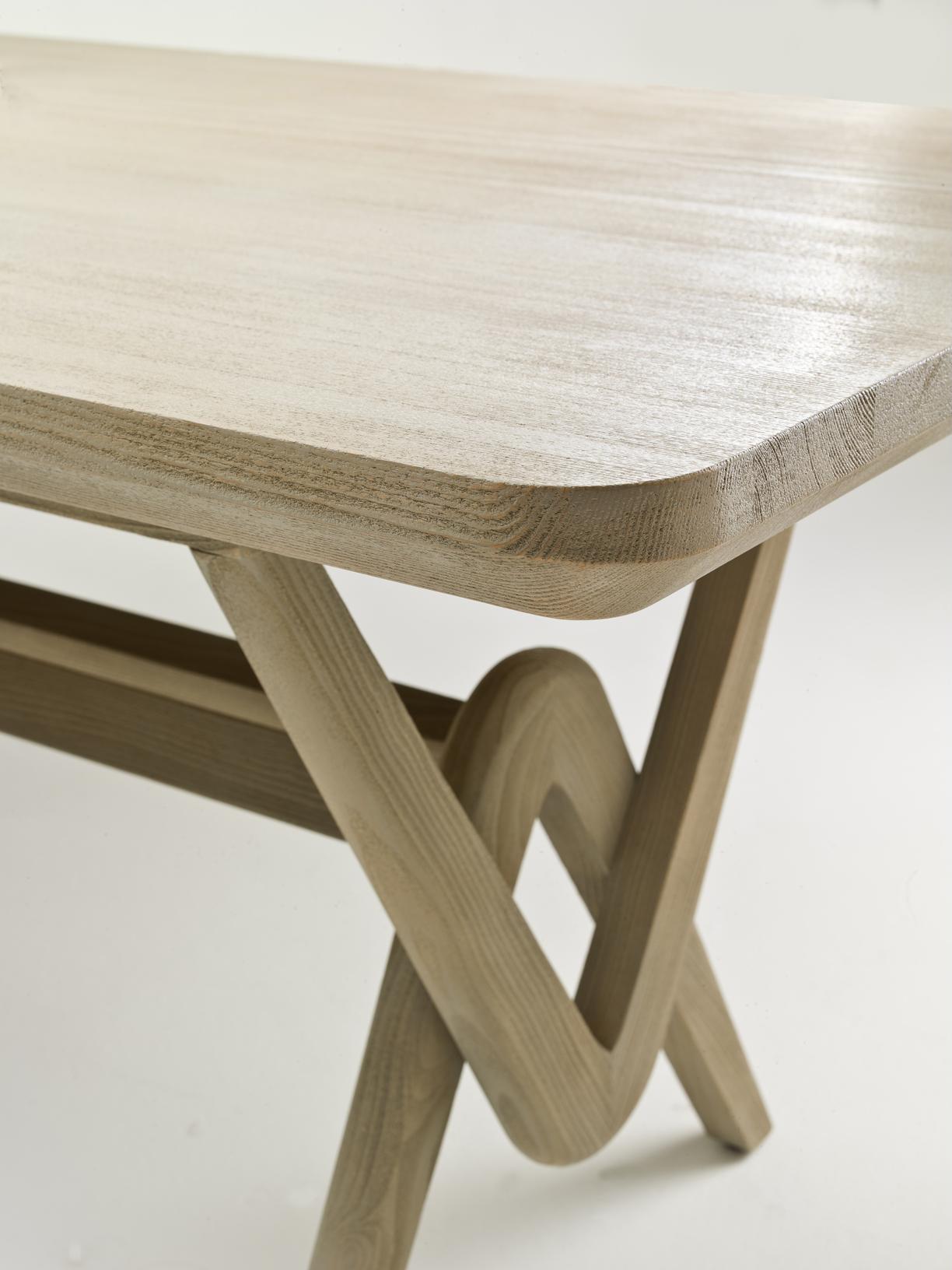 italien Table de salle à manger d'extérieur rectangulaire en bois de safran massif par Archer & Humphryes en vente