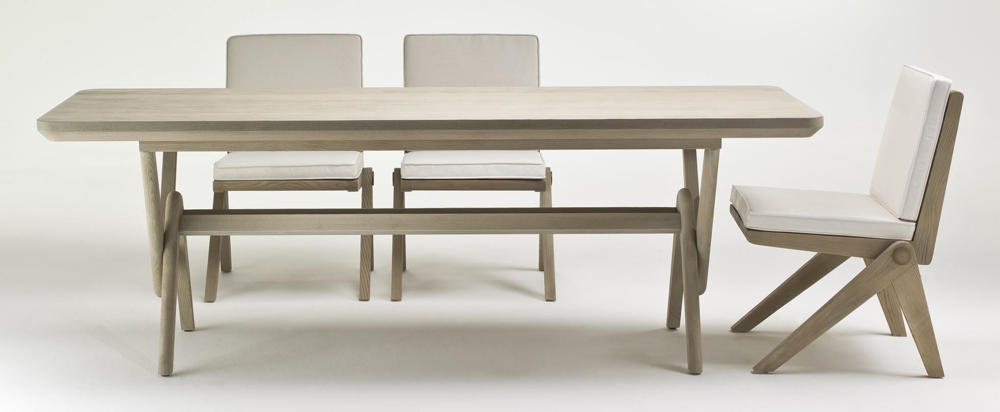 Sculpté à la main Table de salle à manger d'extérieur rectangulaire en bois de safran massif par Archer & Humphryes en vente