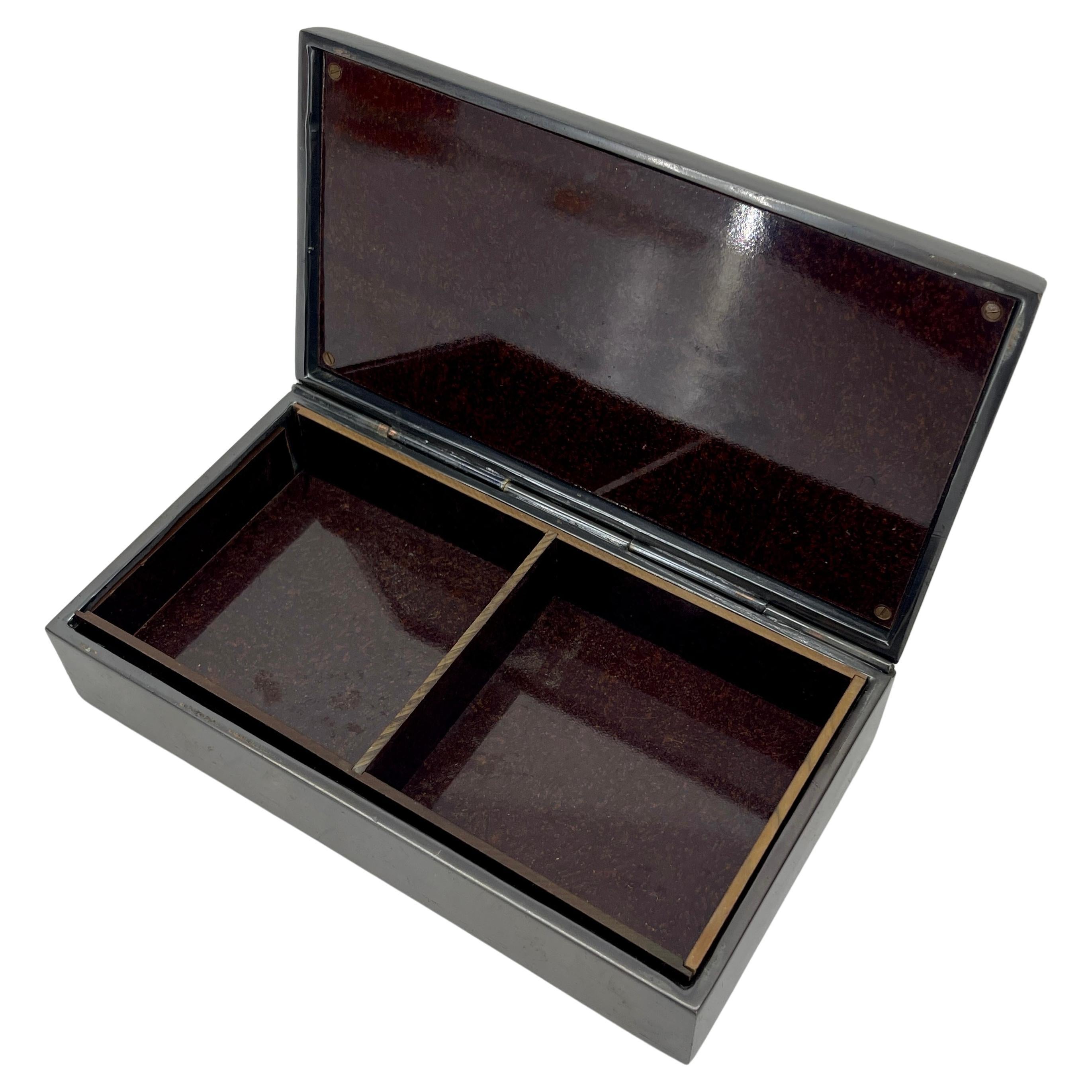 Bronze Boîte rectangulaire en bronze patiné sur le thème du golf Art Déco en vente