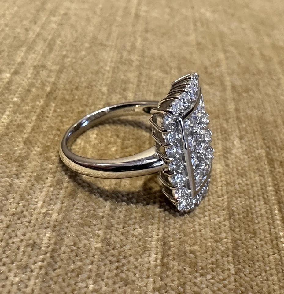 Anello rettangolare con pavé di diamanti con peso totale di 2,00 carati in platino

L'anello con diamante presenta una parte superiore rettangolare con diamanti rotondi e brillanti per un peso totale di 2,00 carati, tutti incastonati in platino.

Il